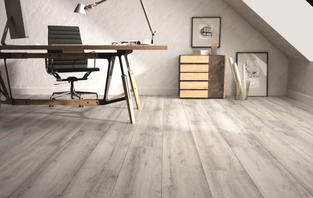 Cómo combinar suelos laminados blancos y grises