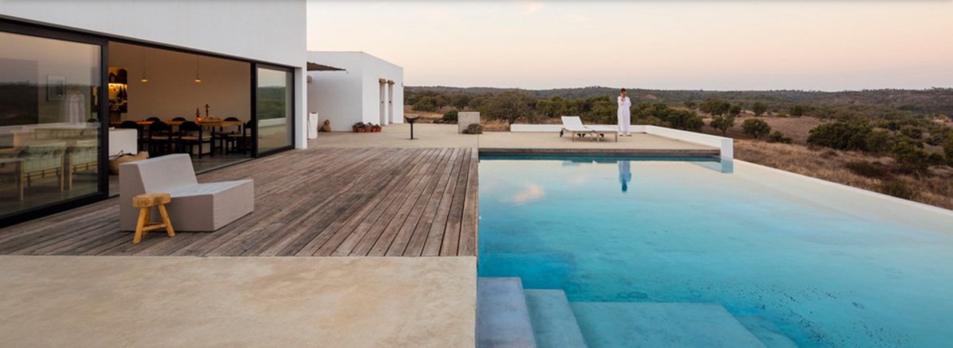 ¿Una piscina acorde a la decoración de tu jardín?