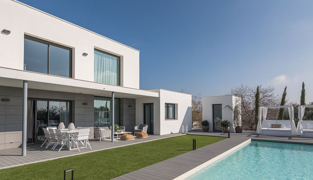 Proyecto de estilo mediterráneo con piscina
