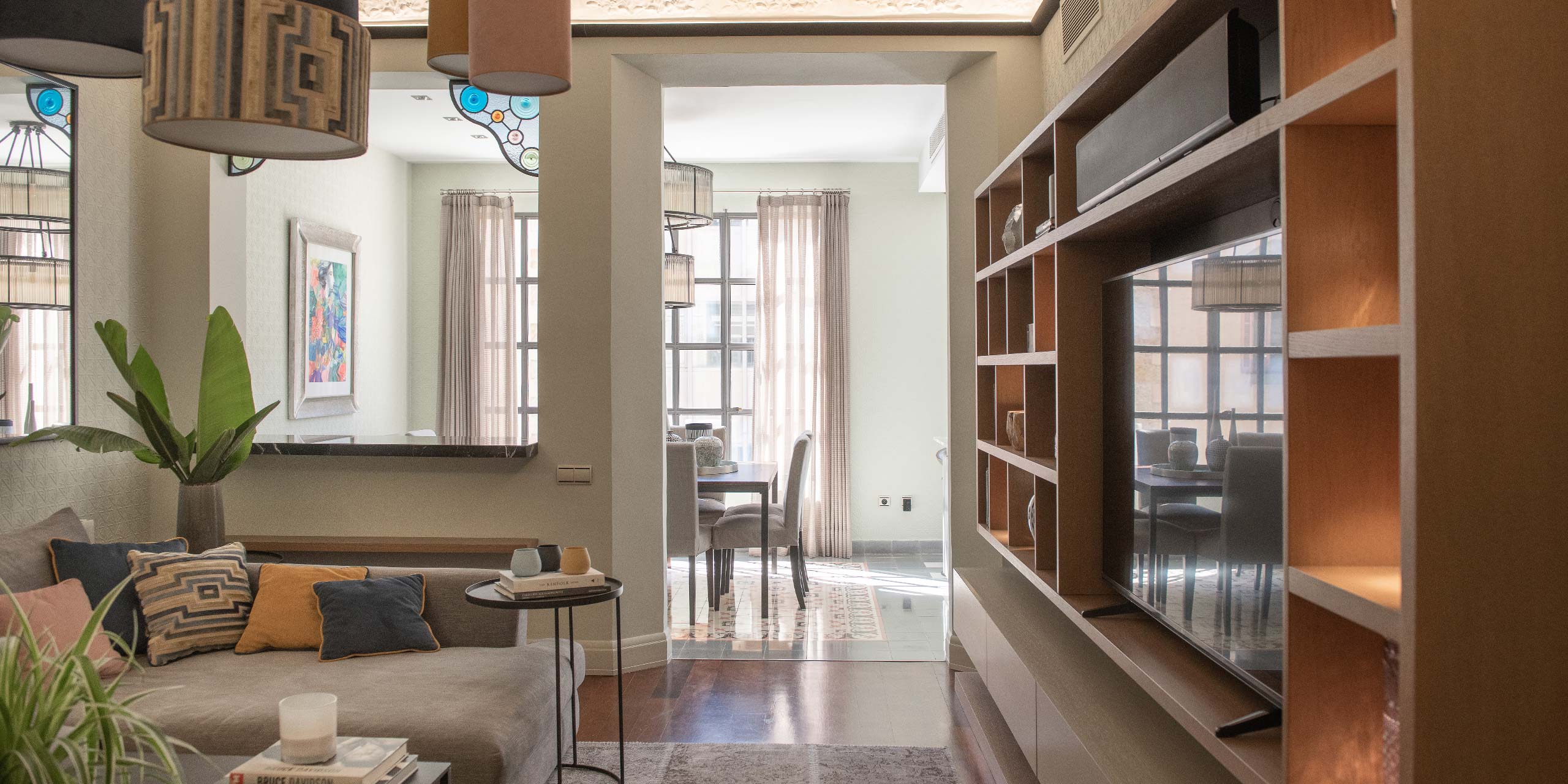 Mobiliari a mida d'una sala d'estar elegant a Barcelona Mobiliari a mida d'una sala d'estar elegant a Barcelona