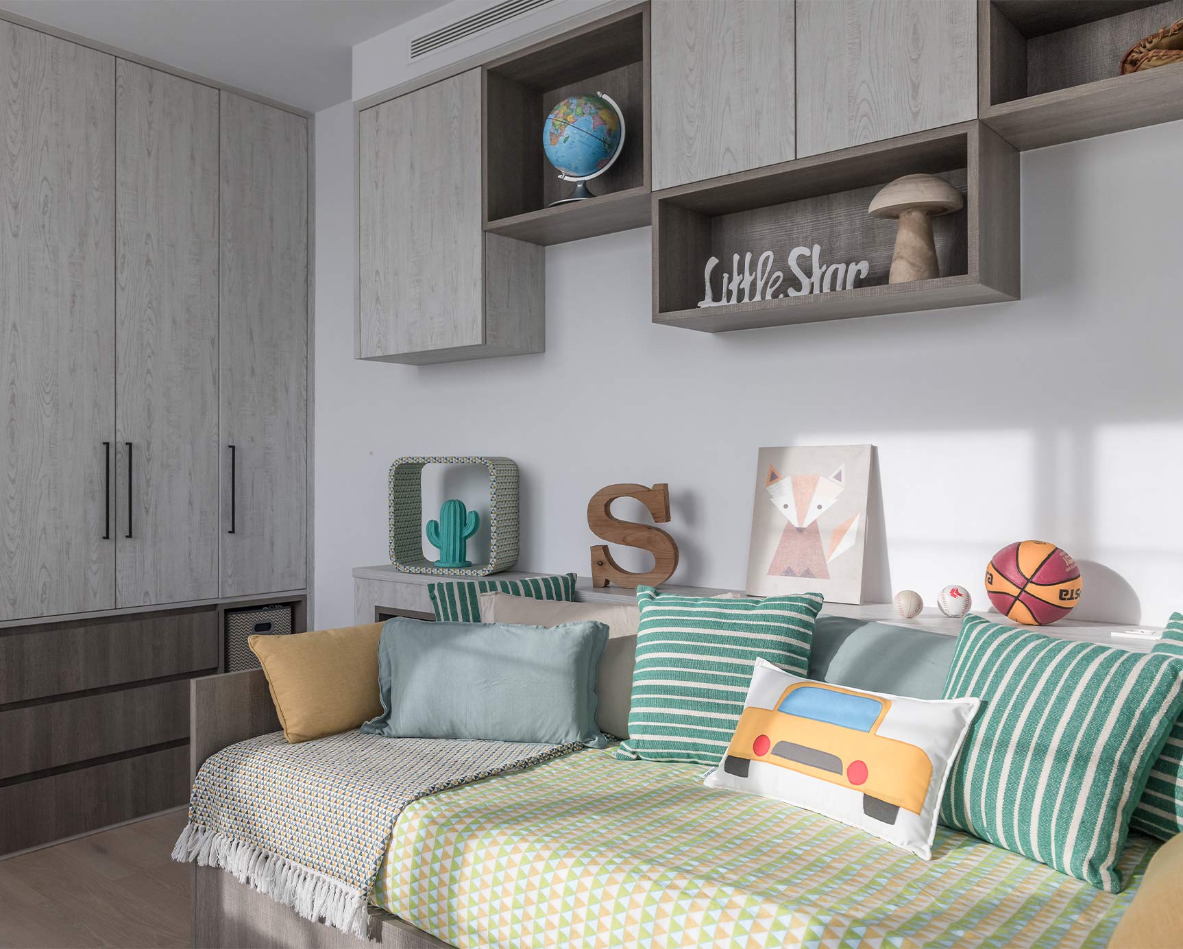 Habitación infantil, cama con cojines