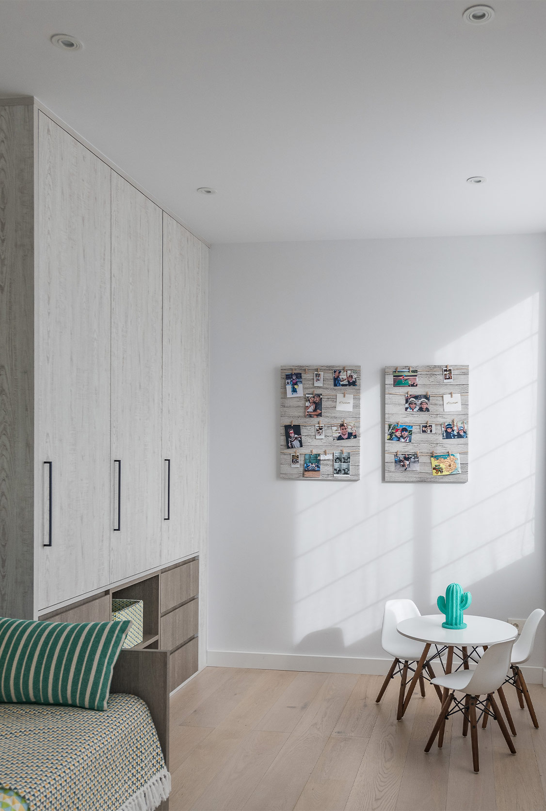 Habitación infantil con mesita y sillas para niños