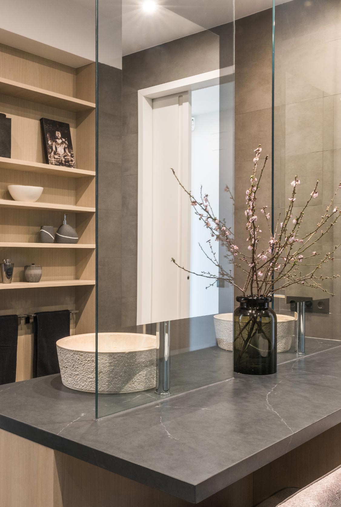 Lavabo suite con detalles decorativos