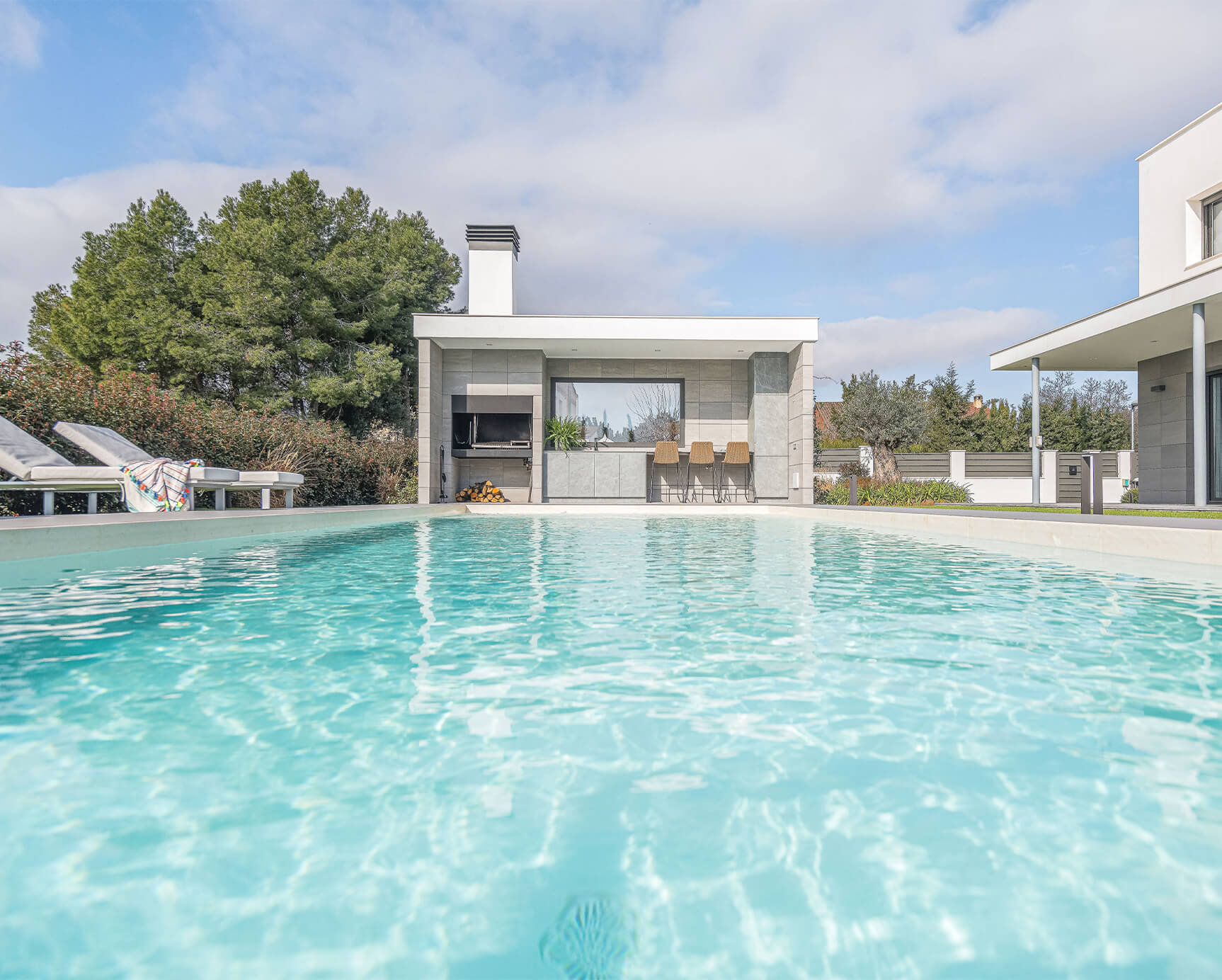 Diseño exterior y paisajismo en vivienda lujo