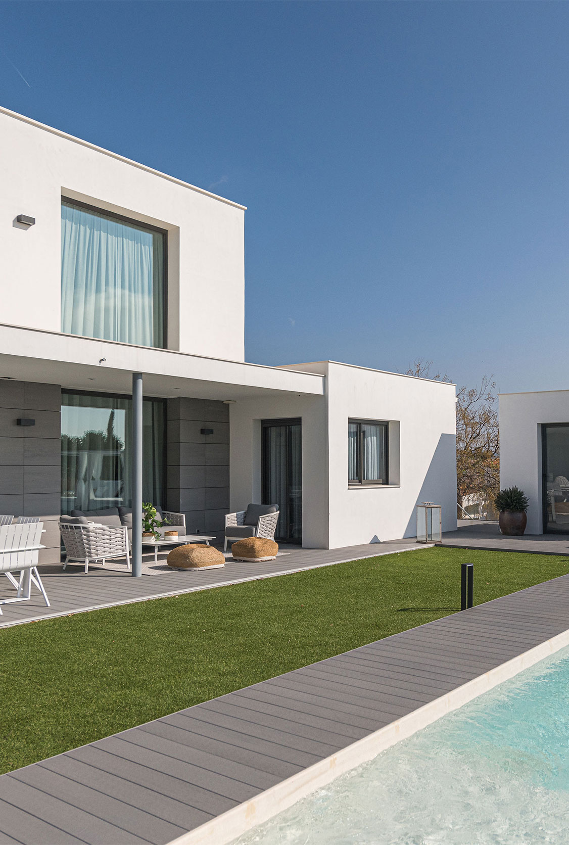 Diseño exterior y paisajismo en vivienda lujo