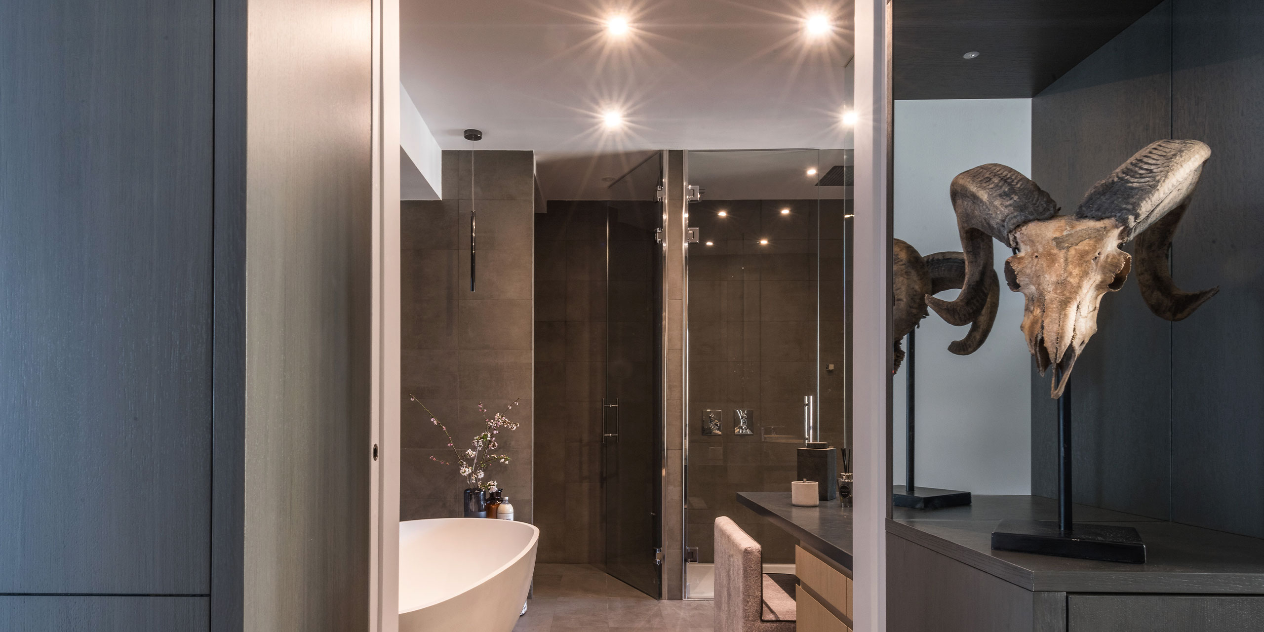 Estudio lumínico baño en suite