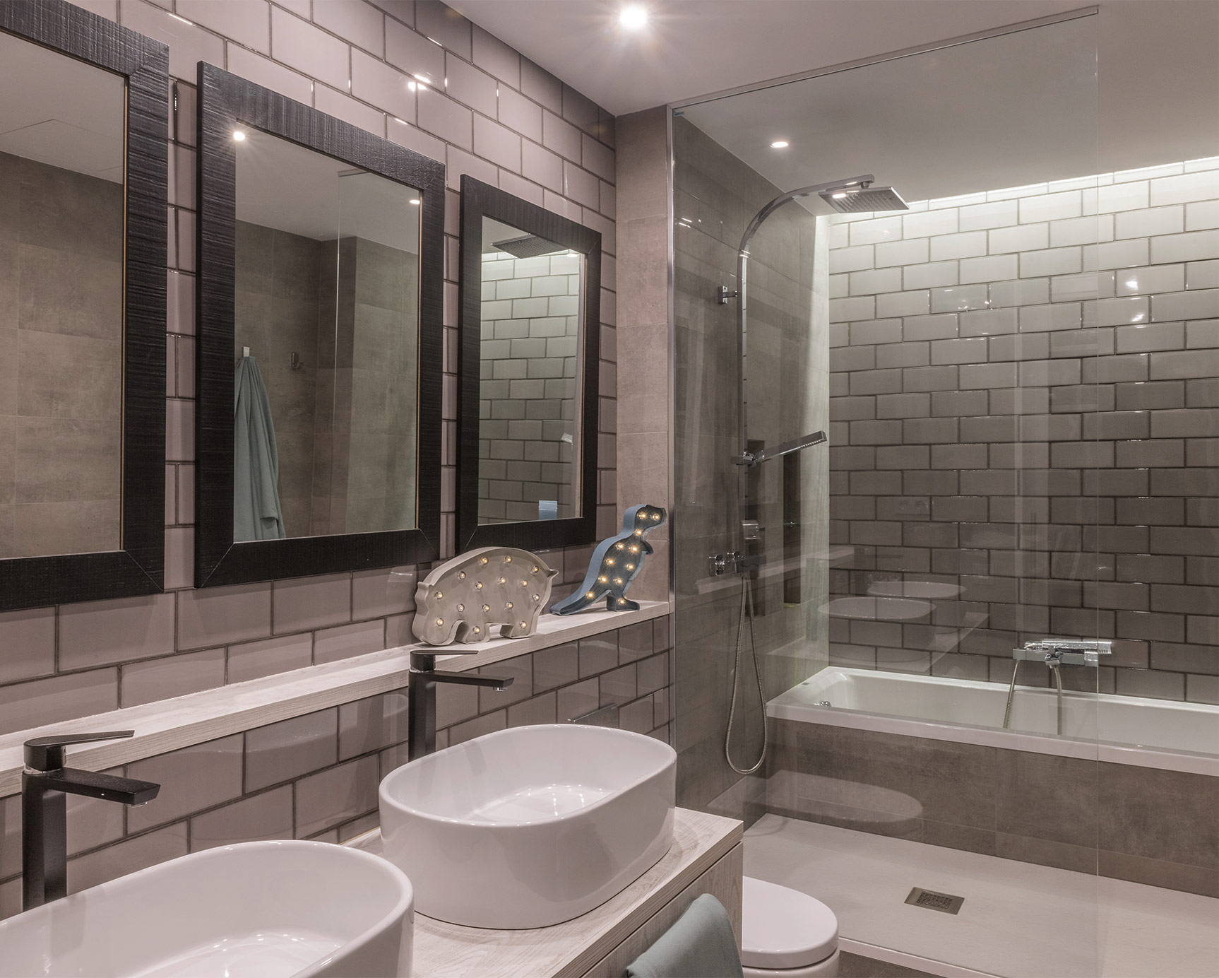 Decoración lumínica en baño infantil
