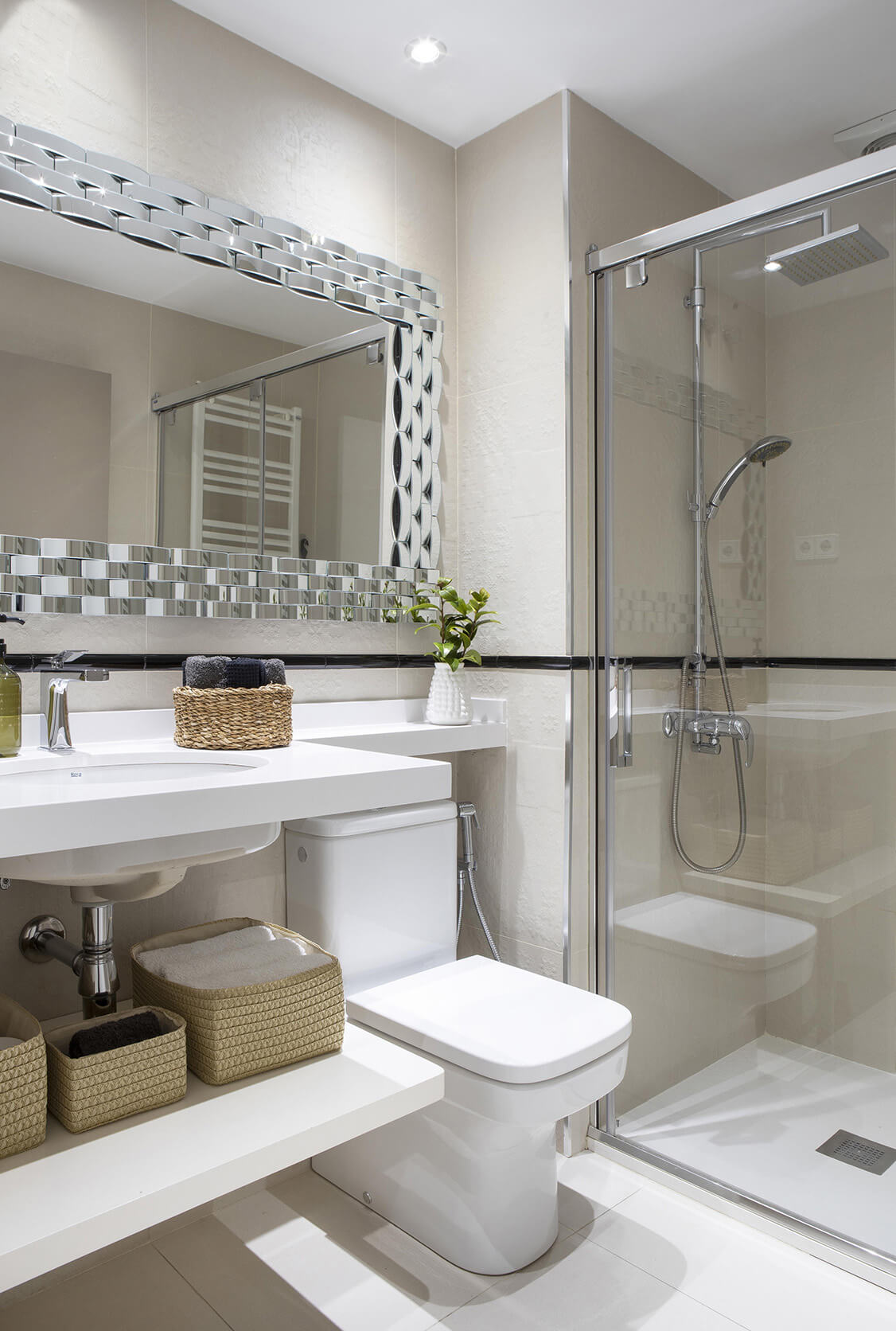 Iluminación minimalista baño
