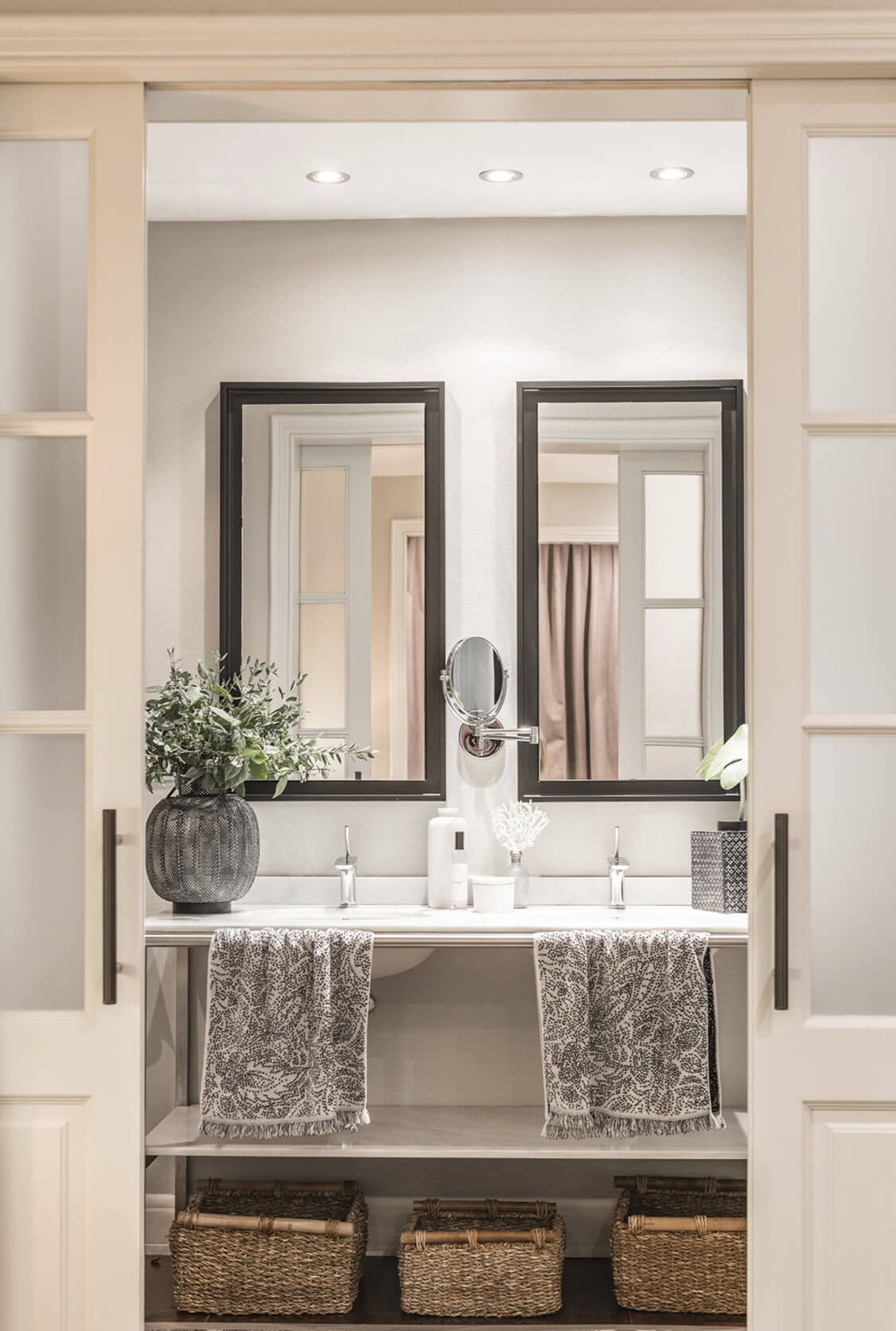 Iluminación sencilla en baño suite