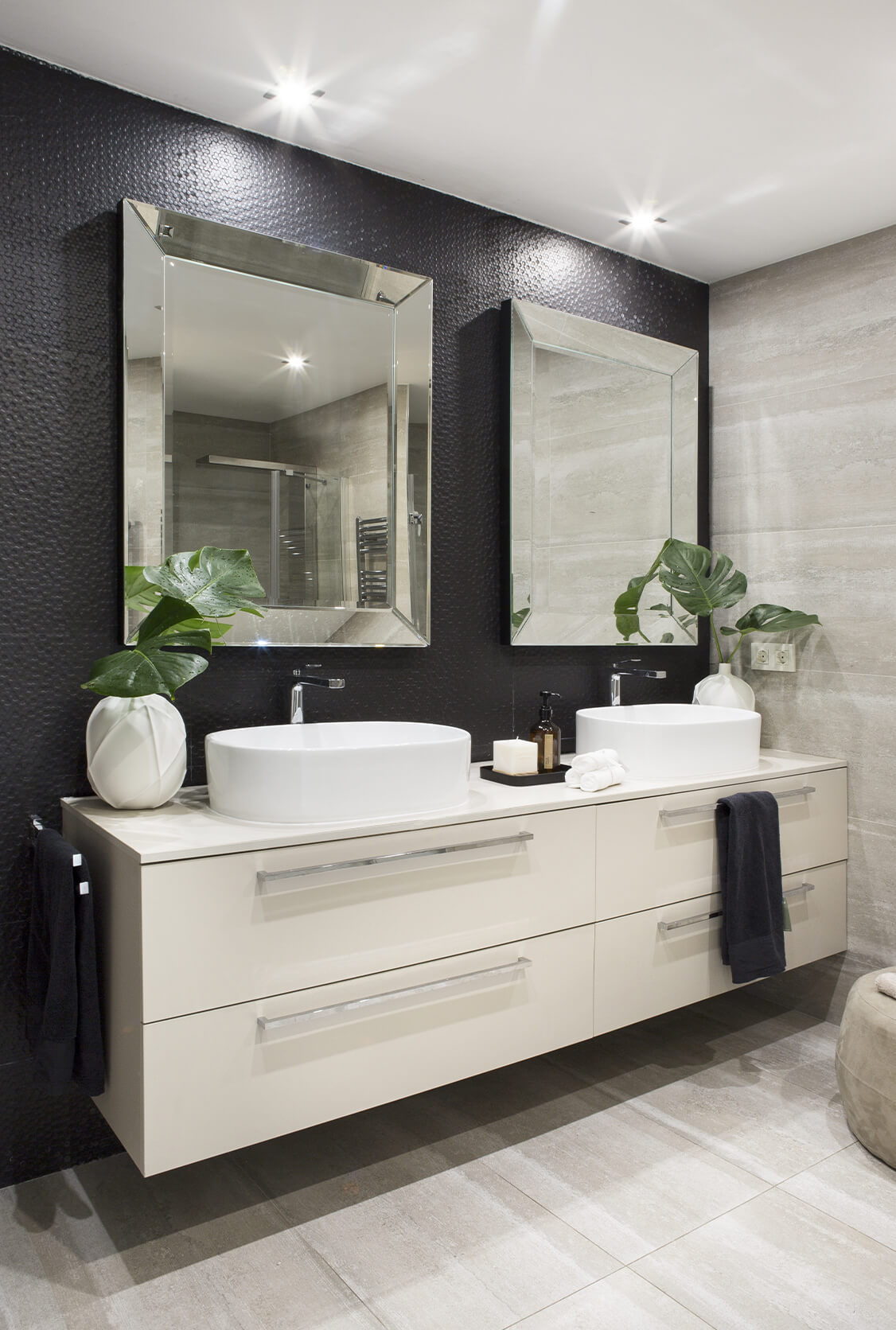 Iluminación de baño acabado en negro