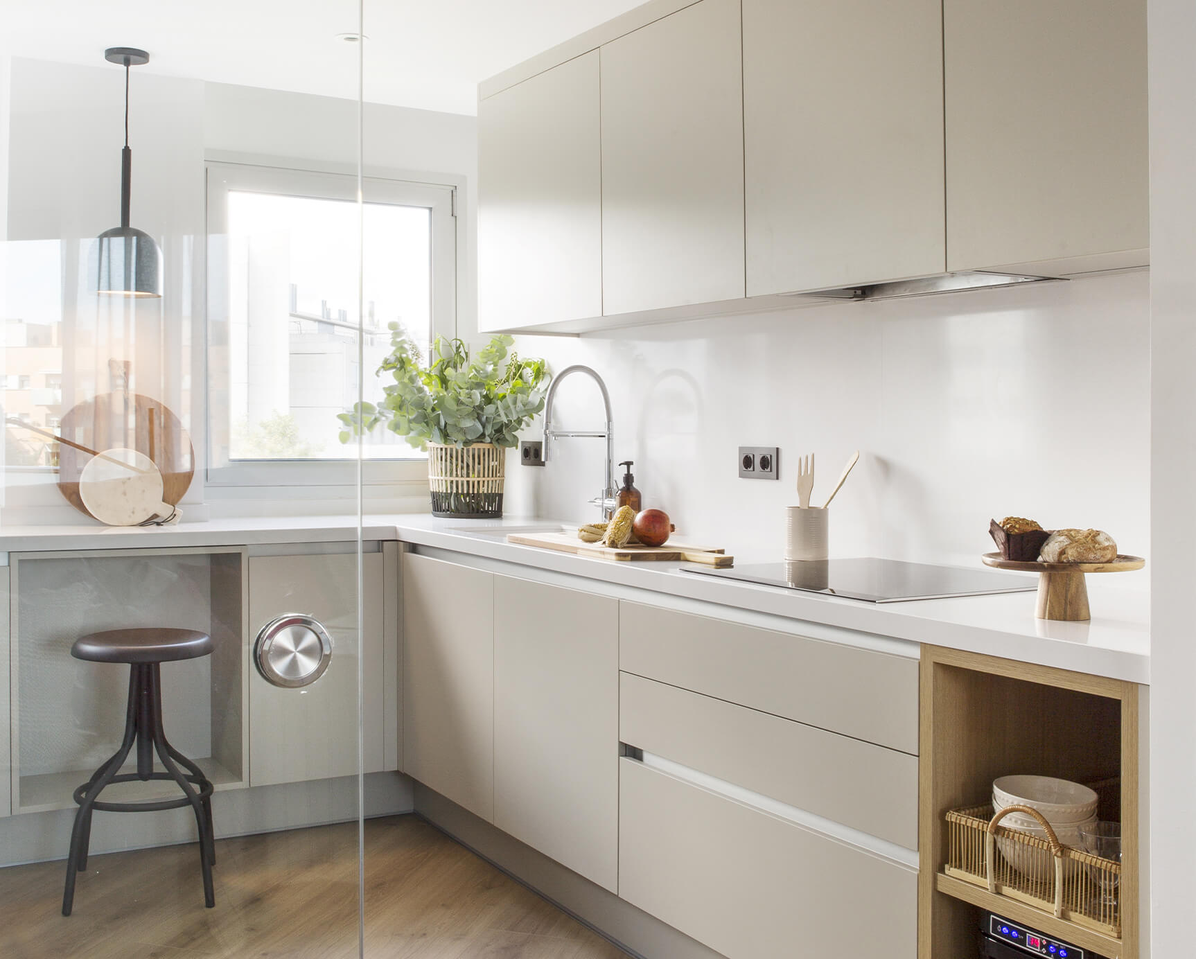 Cocina cerrada decorada en piso de Barcelona