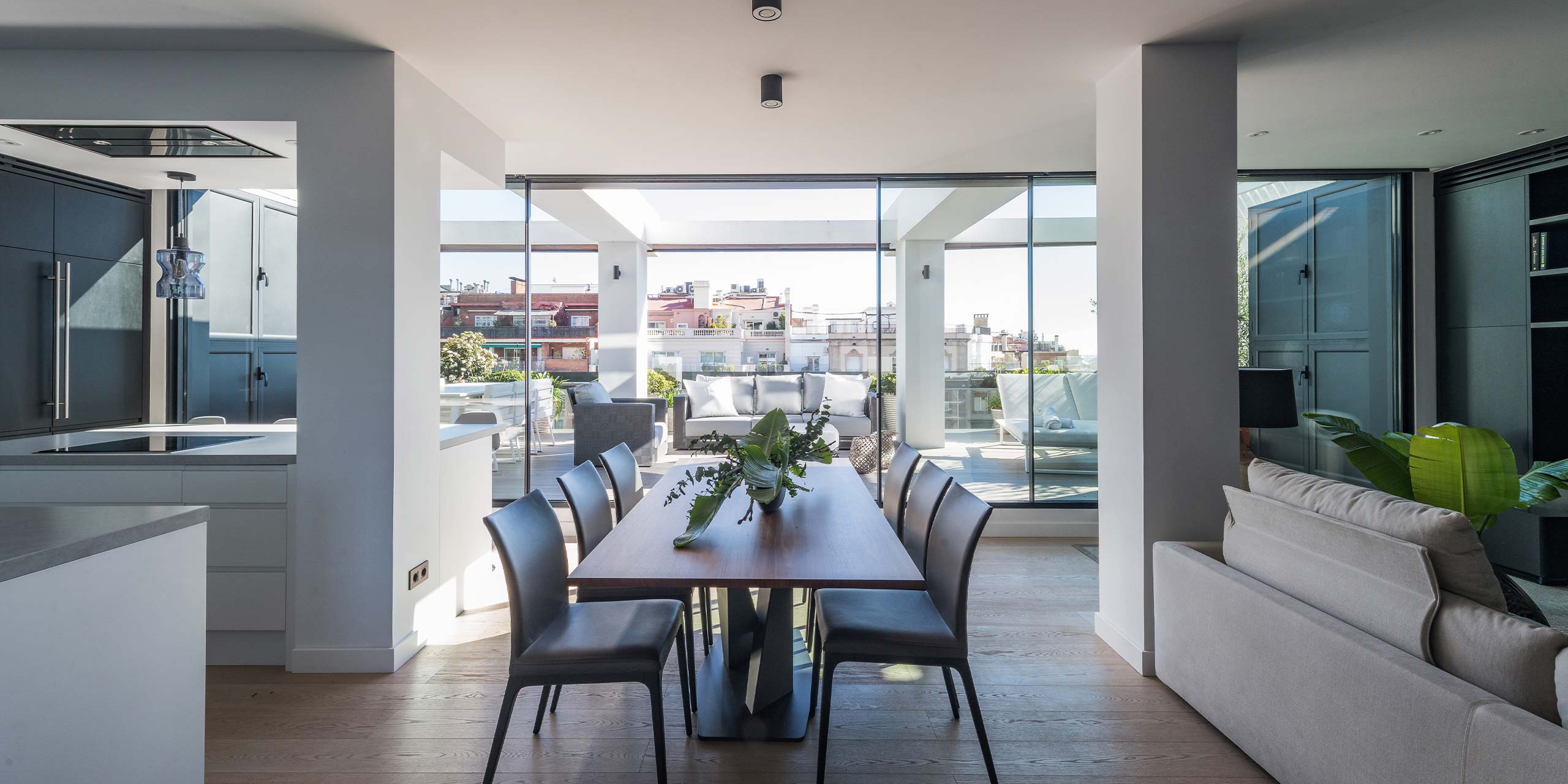 Salón comedor con cocina abierta con mucha iluminación Salón comedor con cocina abierta con mucha iluminación