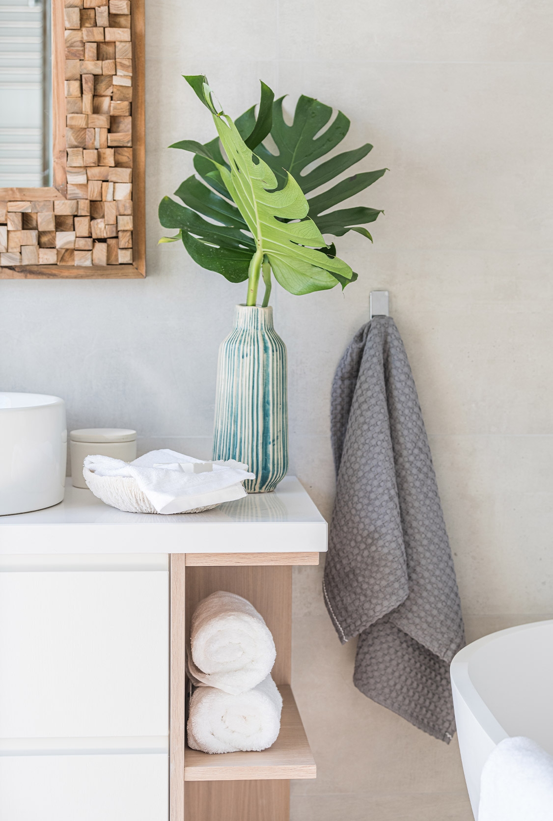 Lavabo decorado con planta