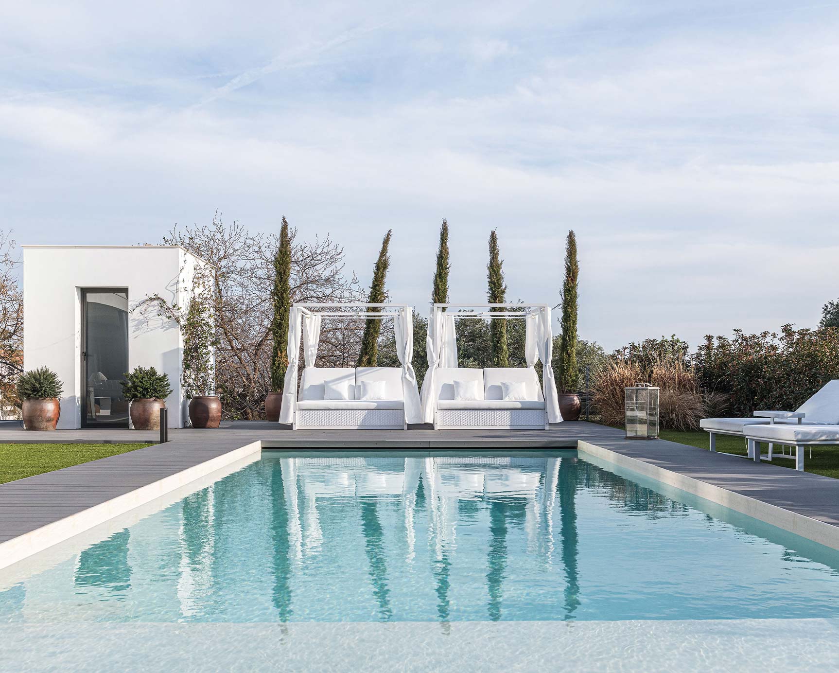 decoración exterior piscina