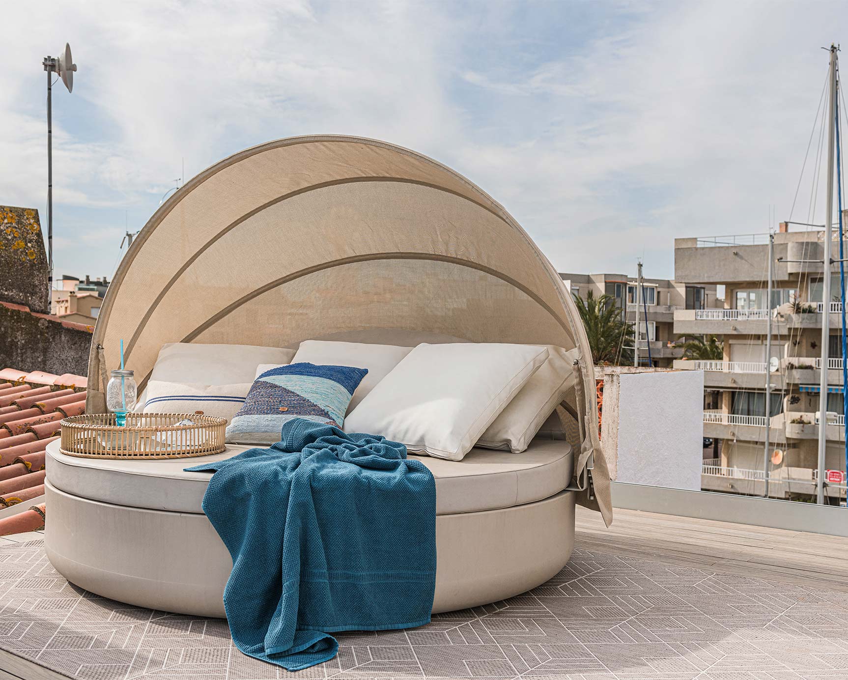 sofá cama exterior decorado