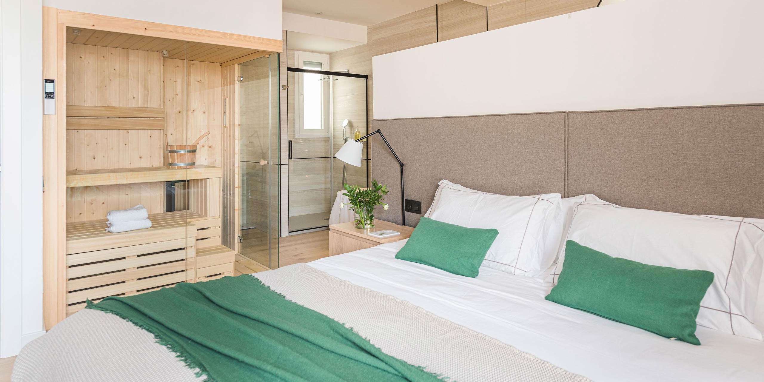 Habitación con cama decorada