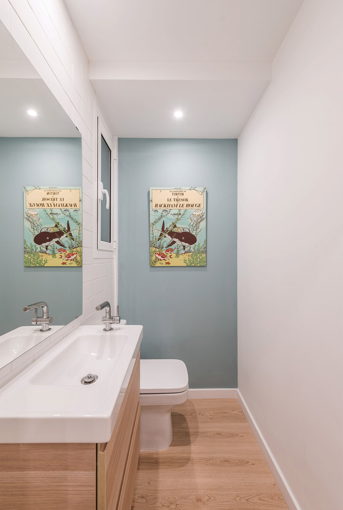 Baño decorado con cuadro