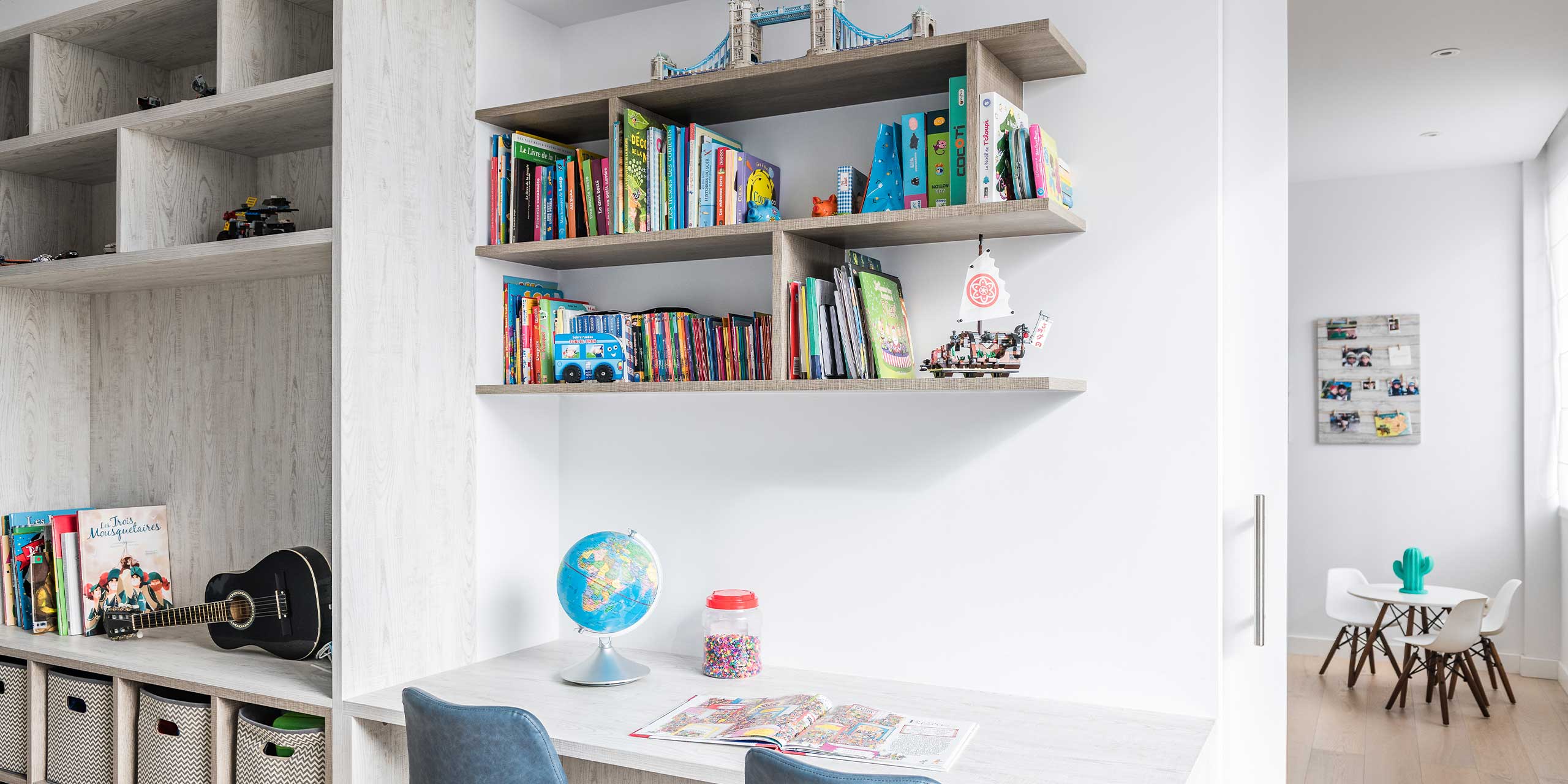 Estantería en habitación infantil decorada Estantería en habitación infantil decorada