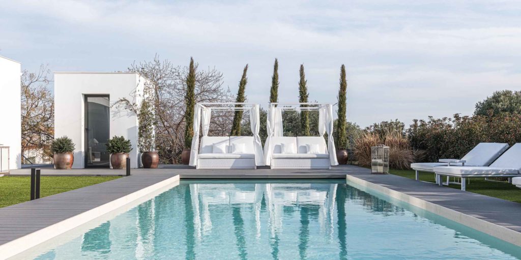 Interiorisme exterior amb piscina