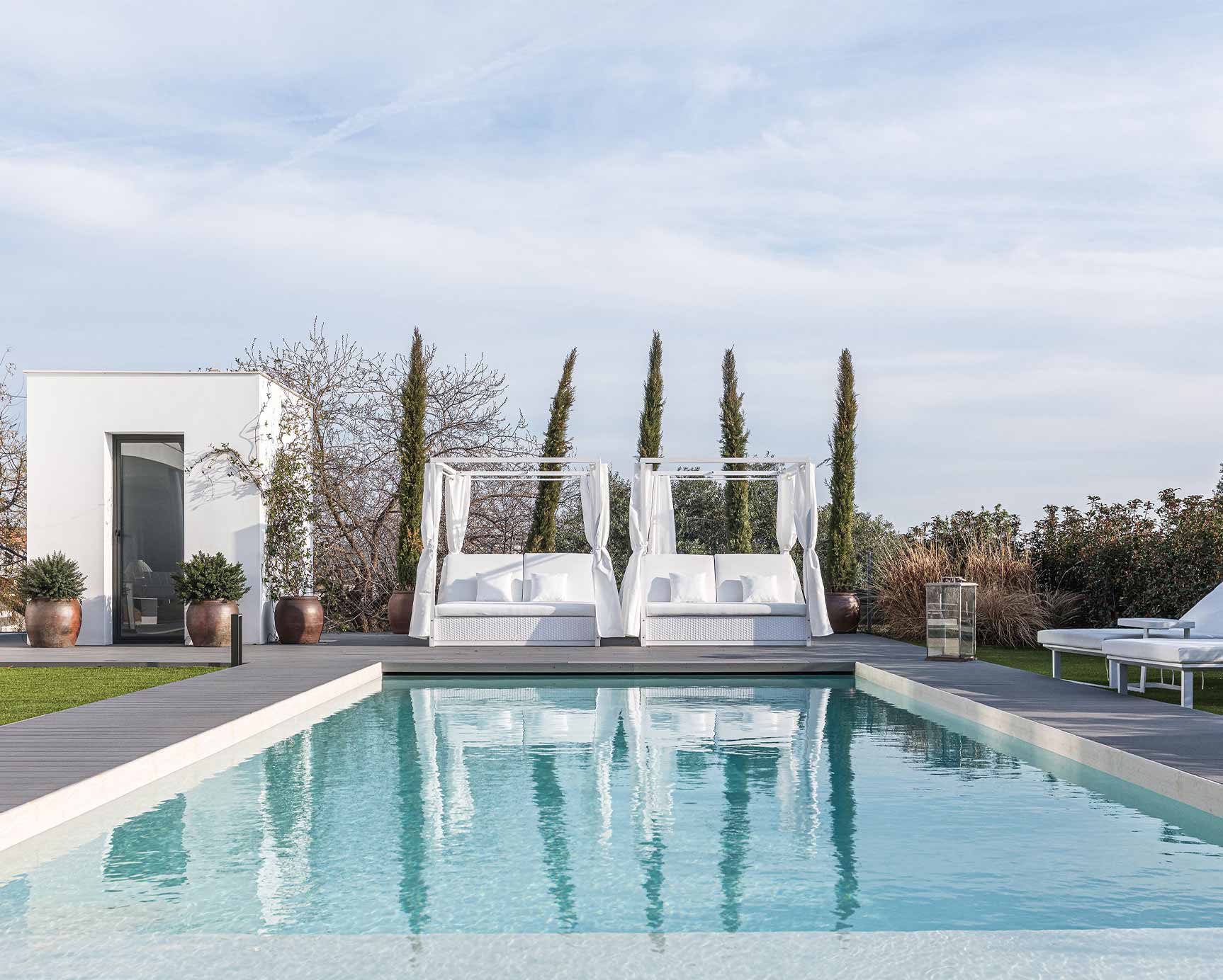 Interiorismo exterior con piscina Interiorismo exterior con piscina