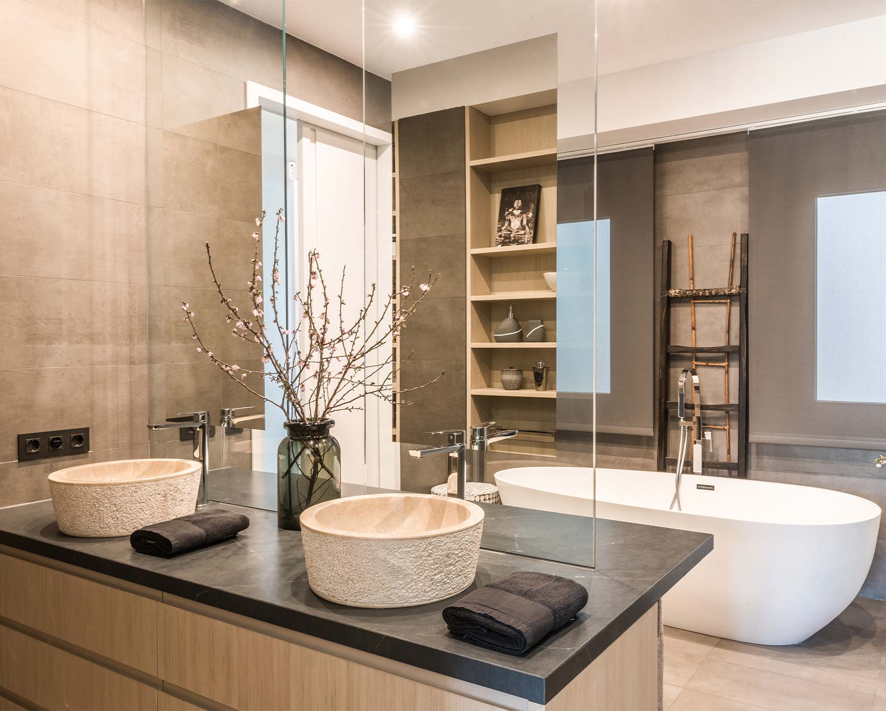 Baño con espejos y bañera Baño con espejos y bañera
