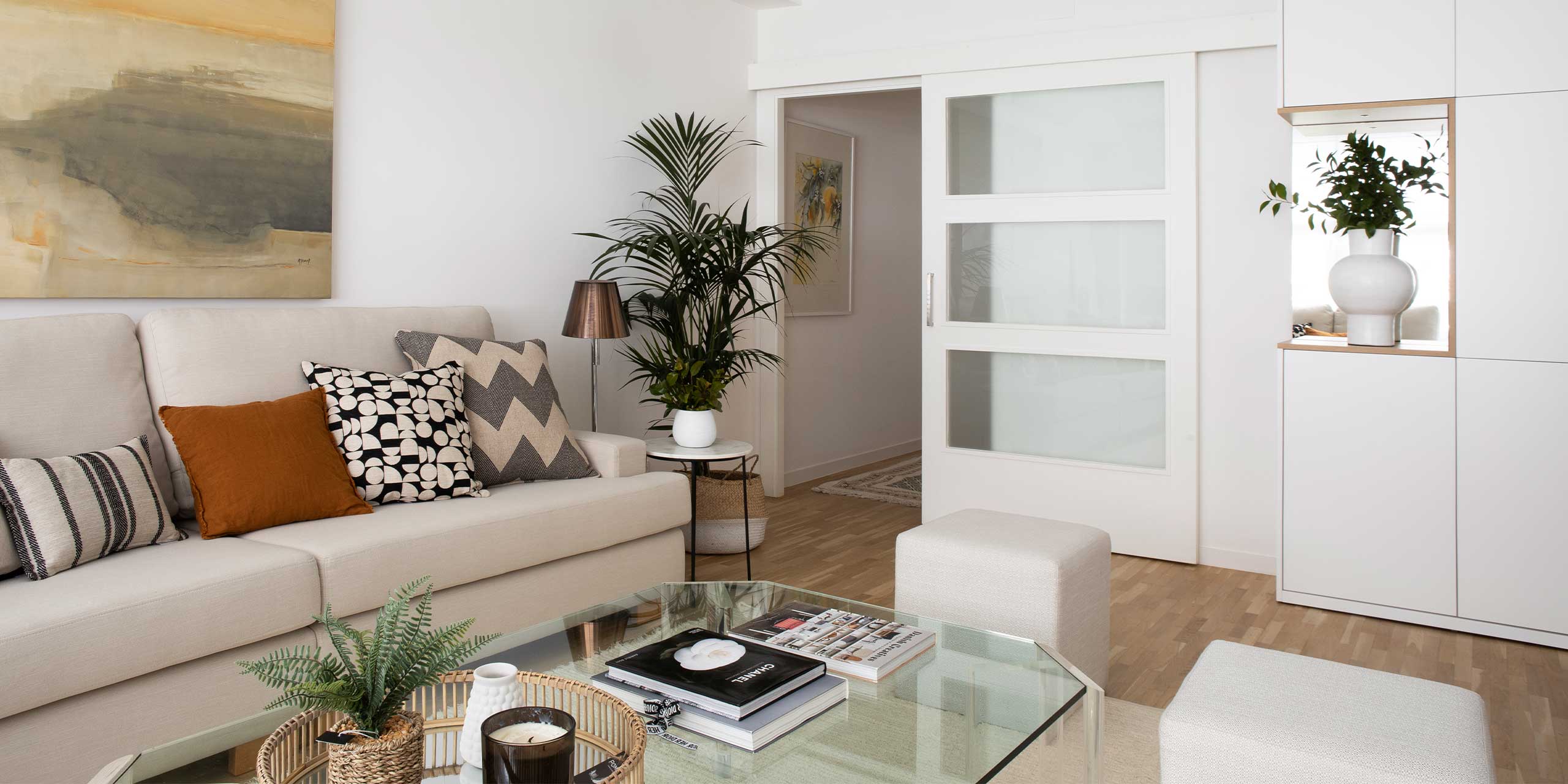 Salón decorado con plantas