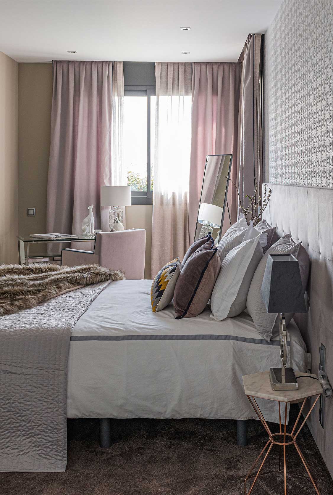 Habitación interior con cama Habitación interior con cama