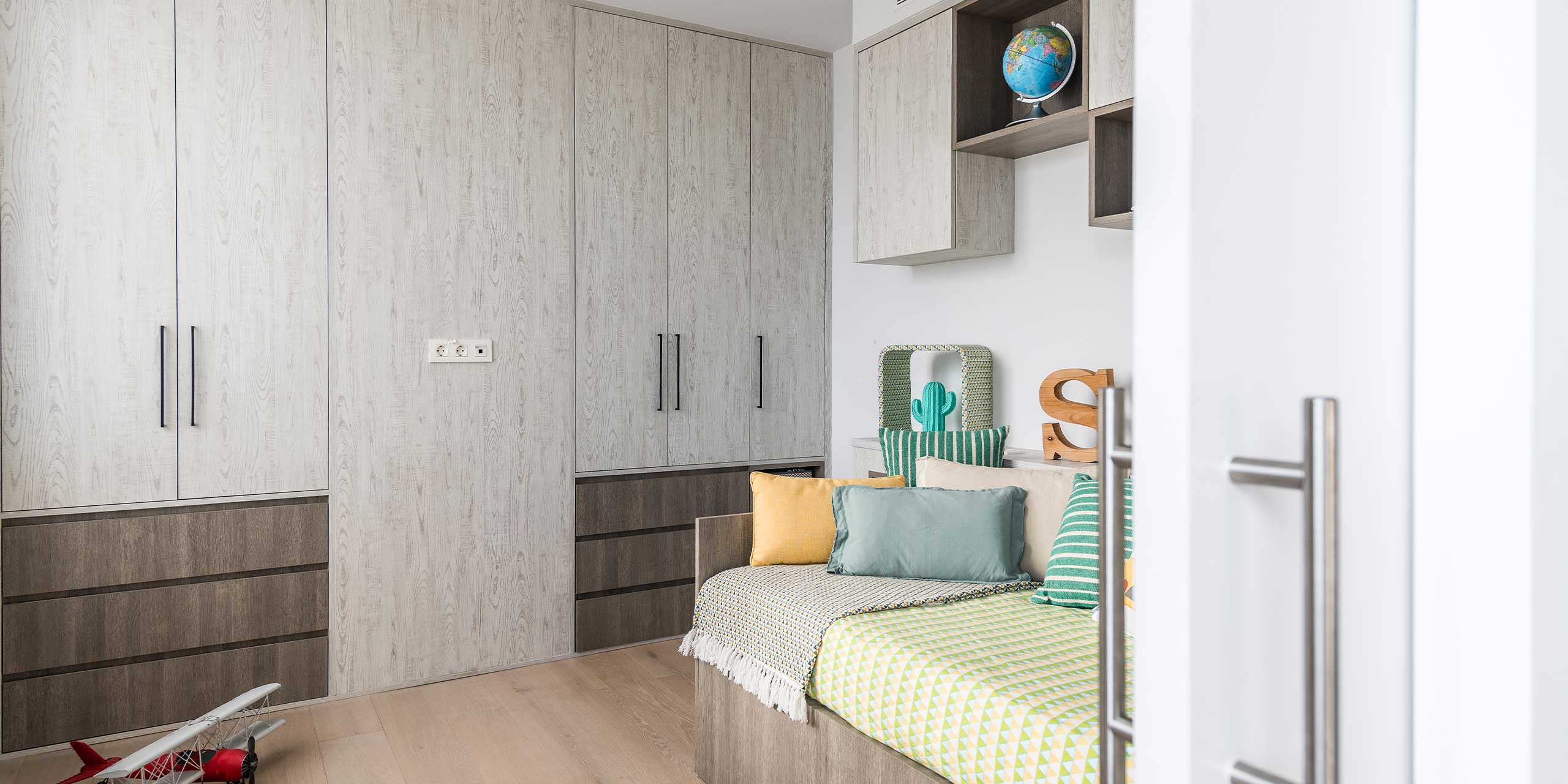 Habitación infantil con colores neutros Habitación infantil con colores neutros