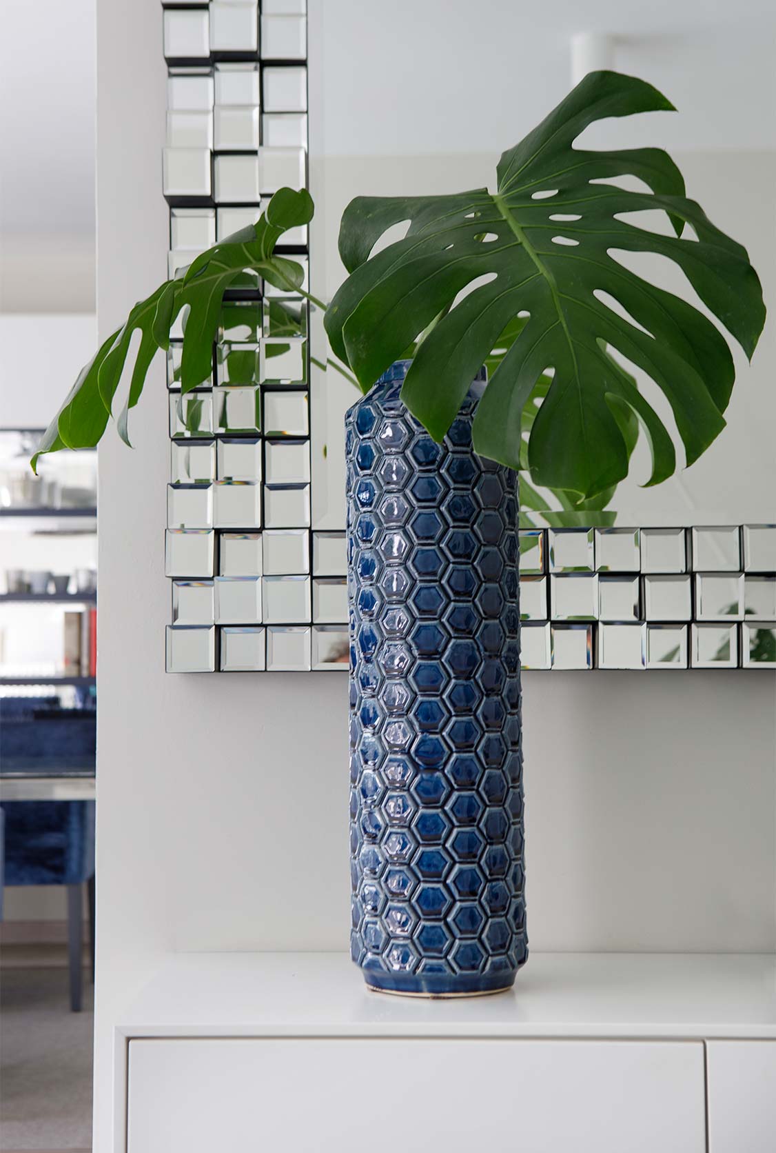 Jarrón con plantas decorado