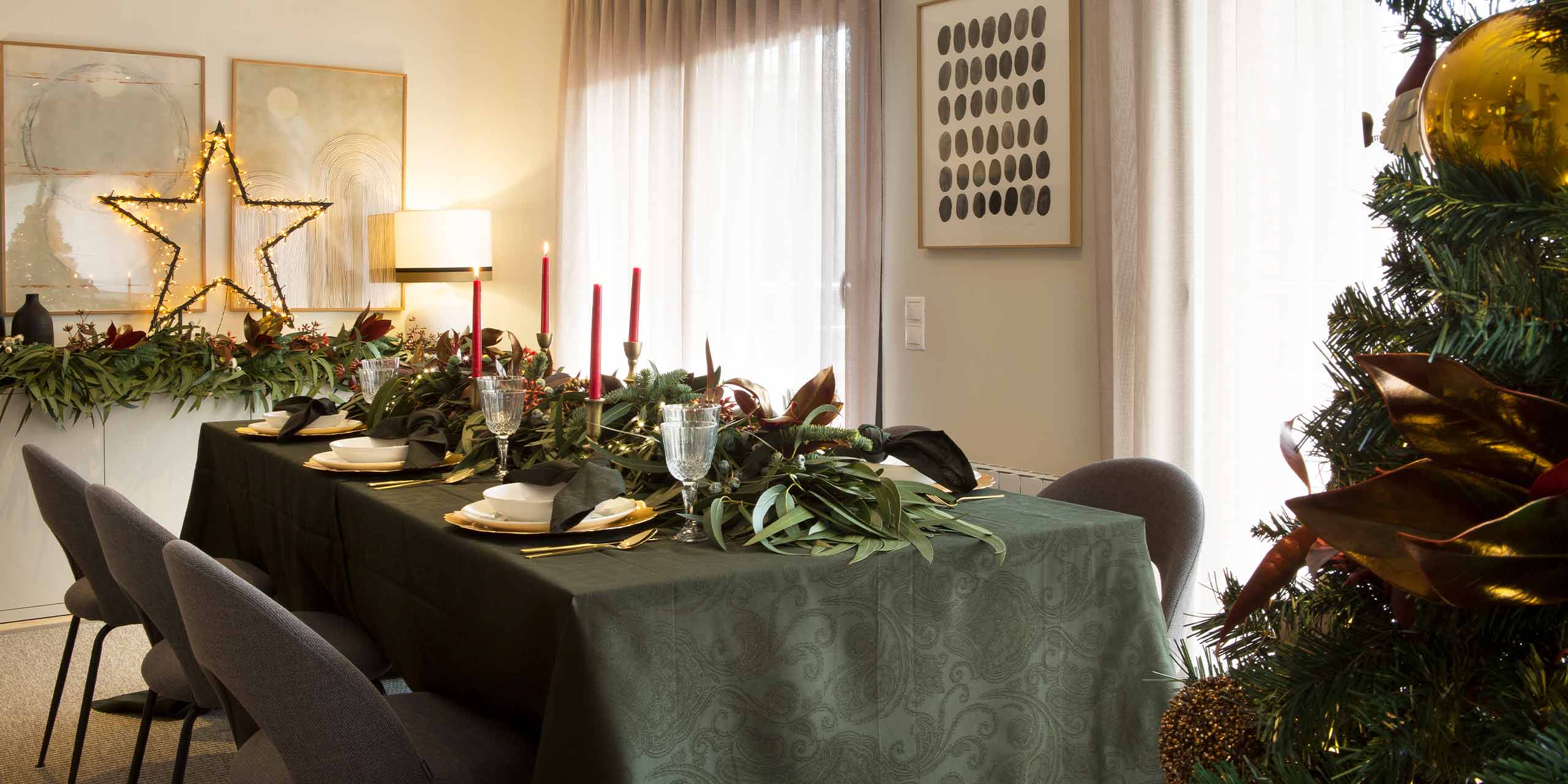 Mesa con decoración navideña
