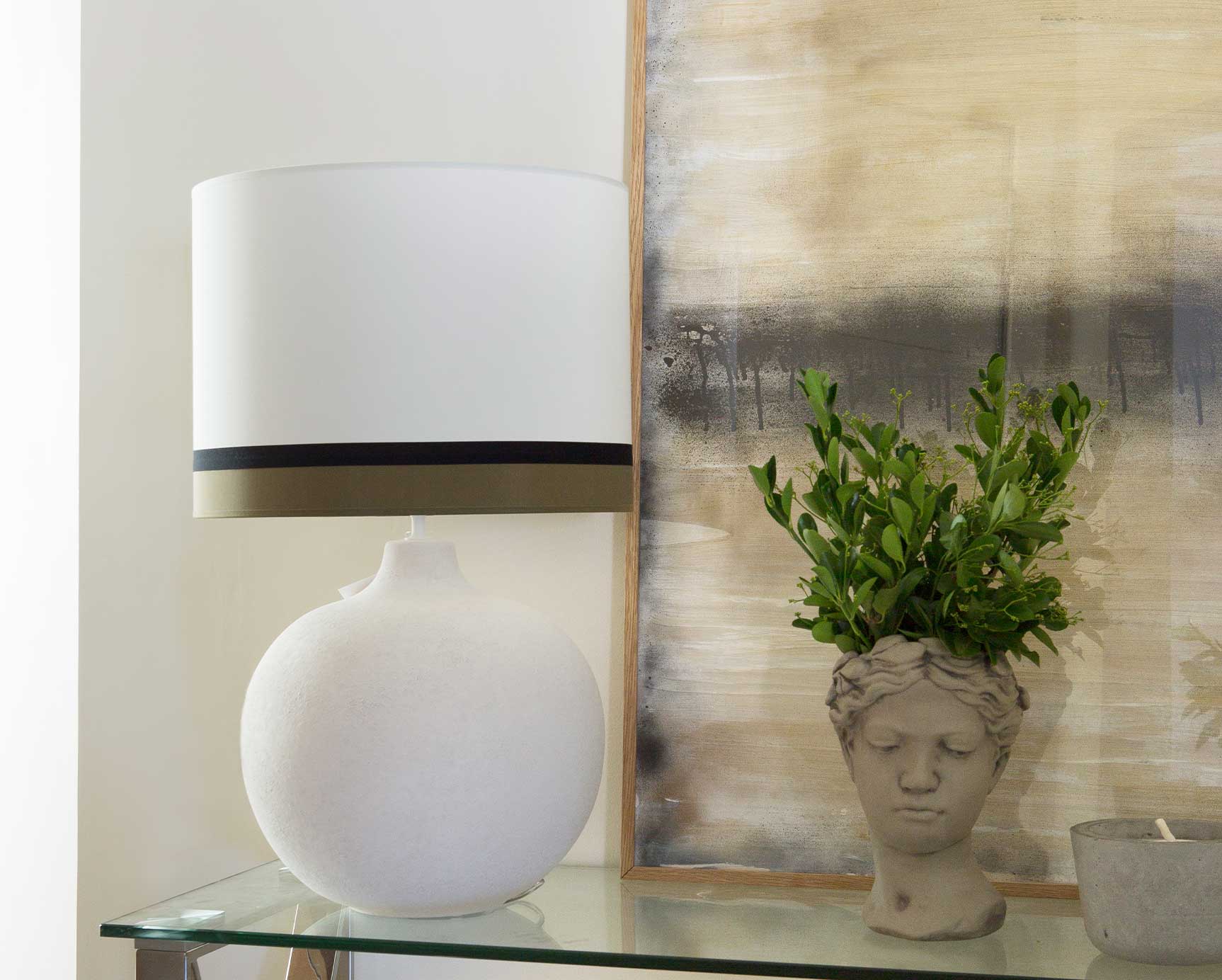 Lámpara en mesita de decoración