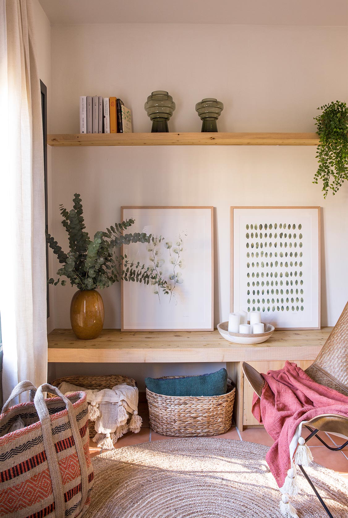 Habitación decorada con plantas