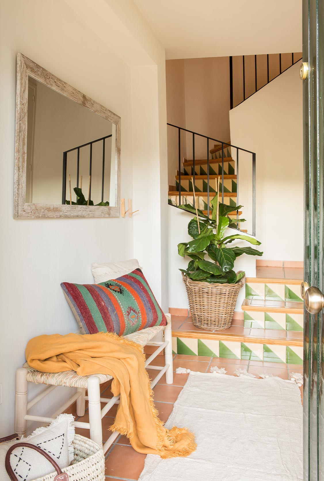 Escalera interior decorada con plantas