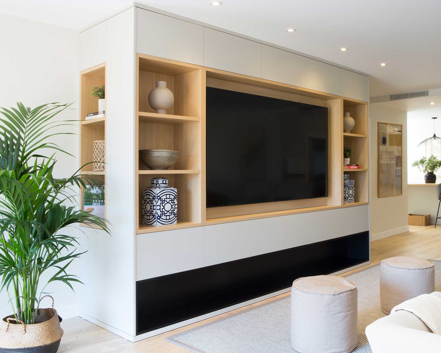 Salón con televisor decorado con plantas