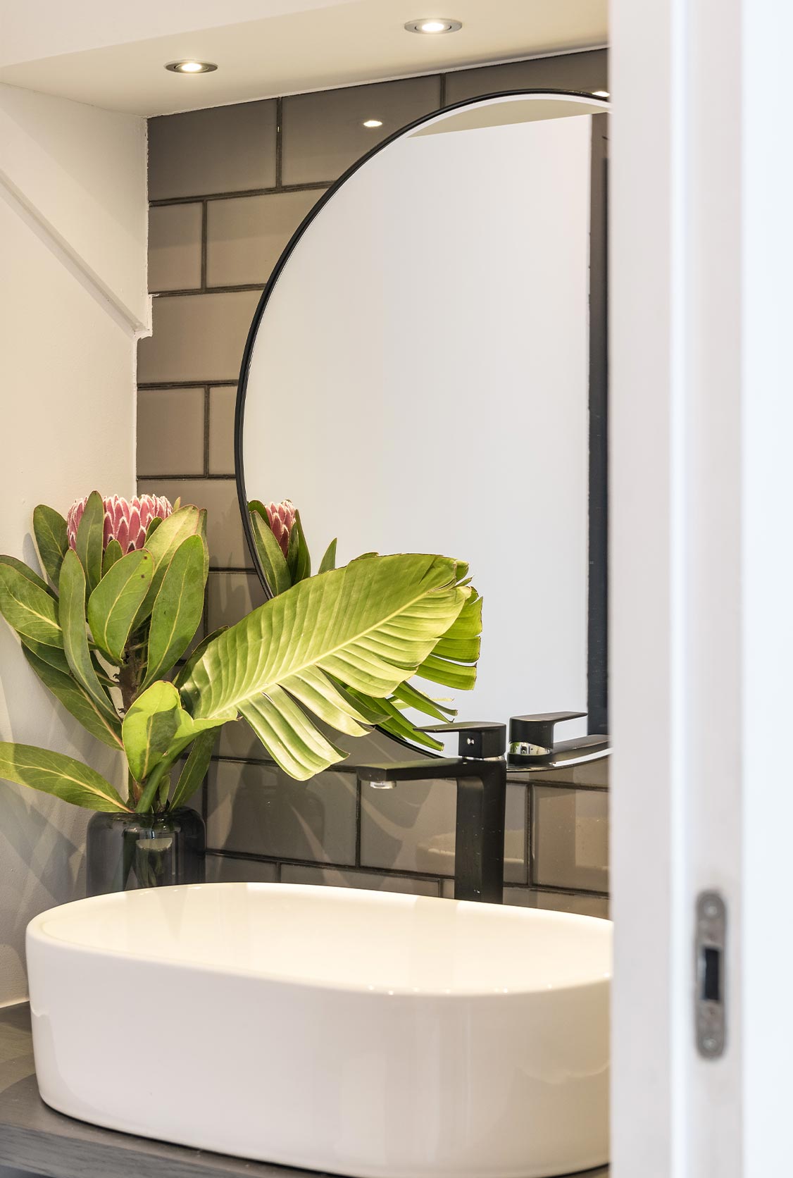 Baño decorado con plantas