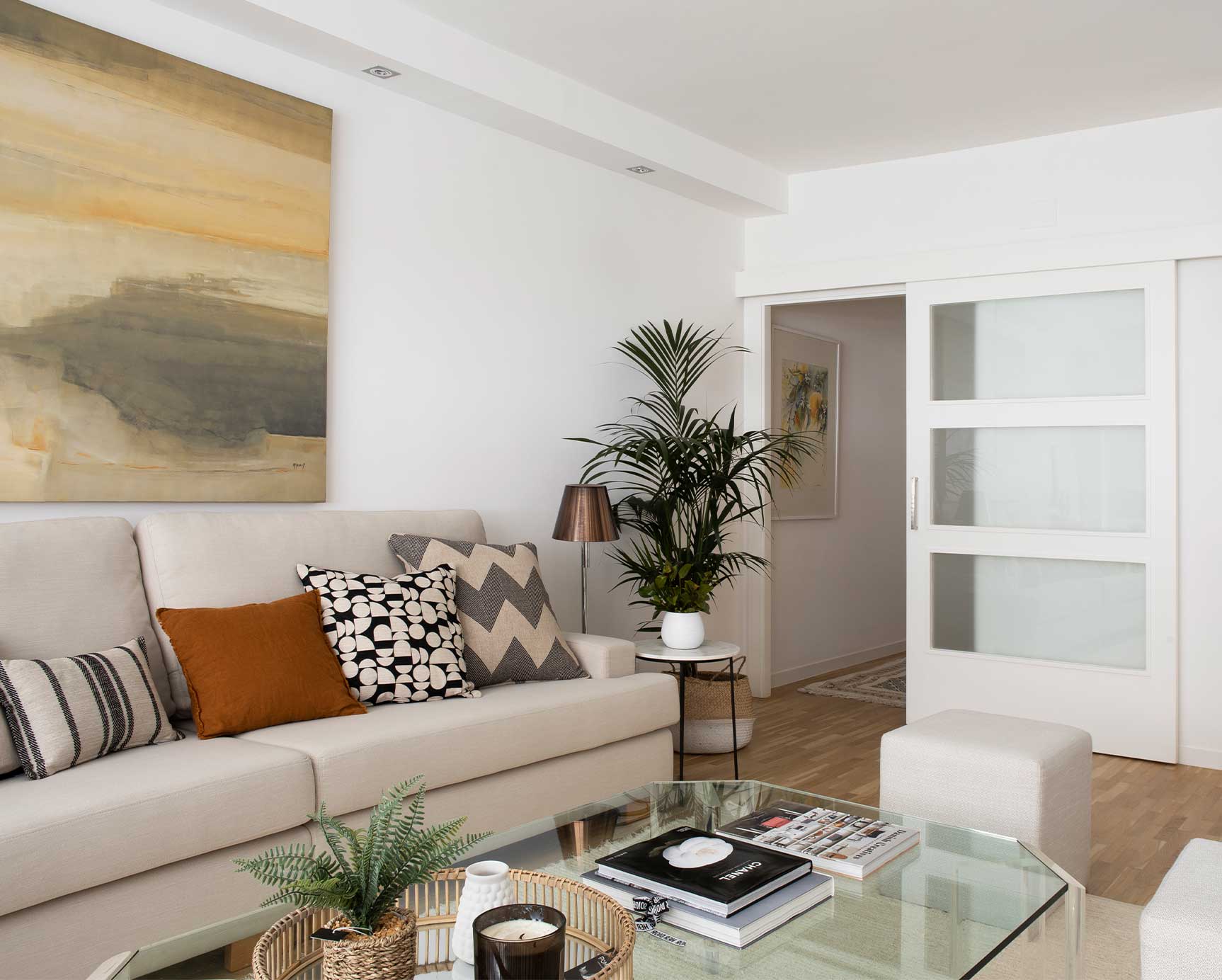 Decoración de sala de estar con plantas interiores