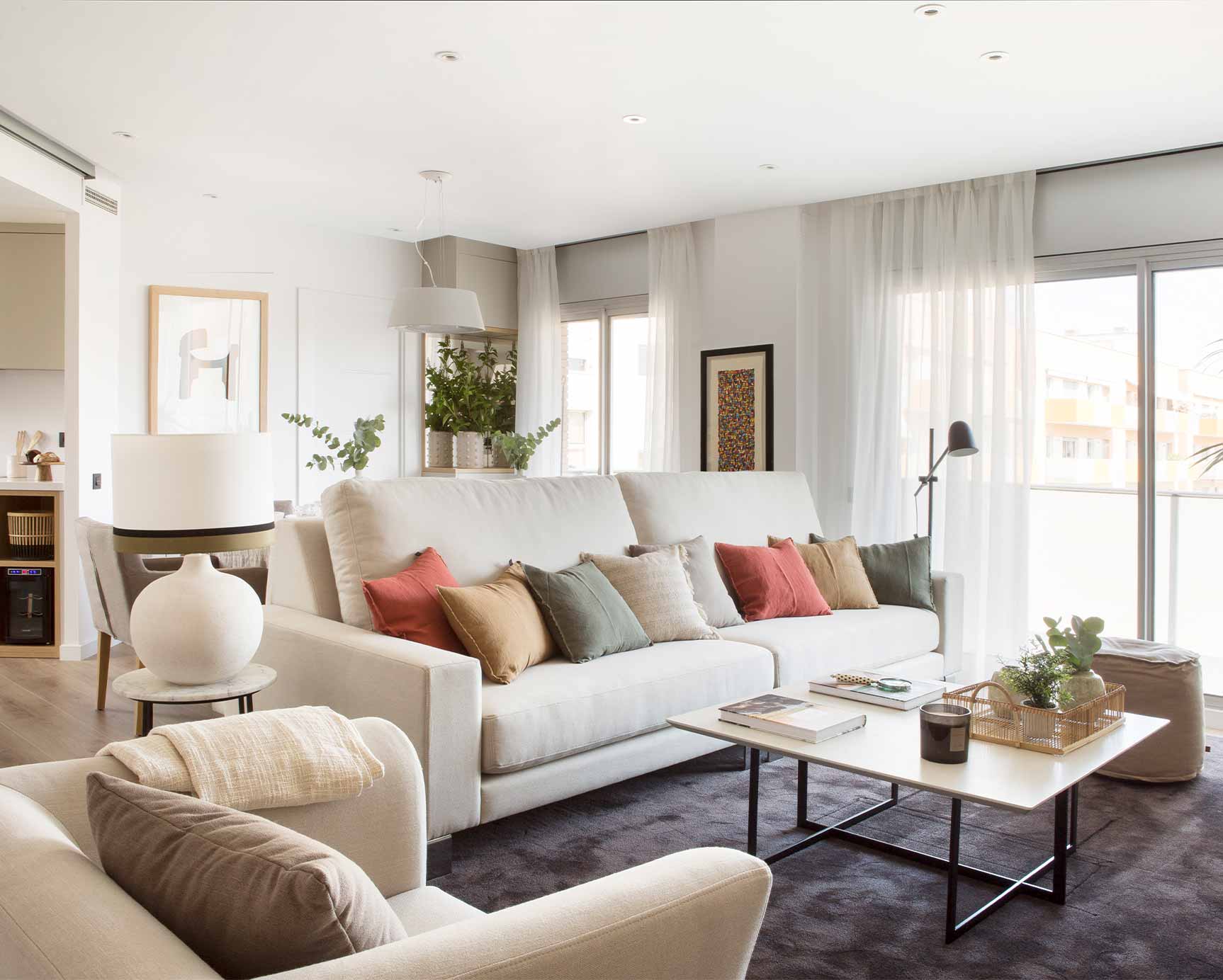 Salón con sofá y cojines Salón con sofá y cojines