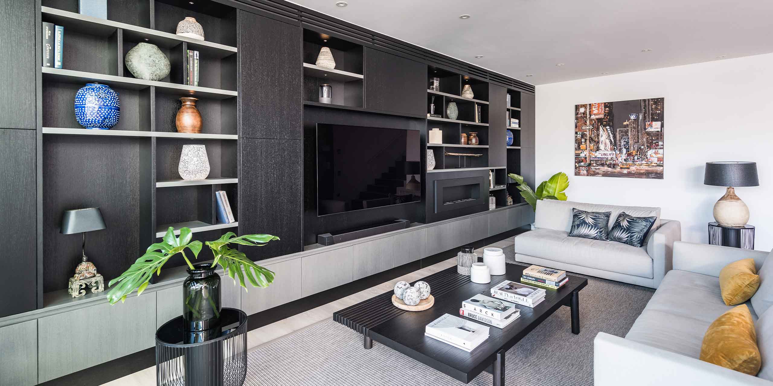 Sala de estar con mueble negro Sala de estar con mueble negro