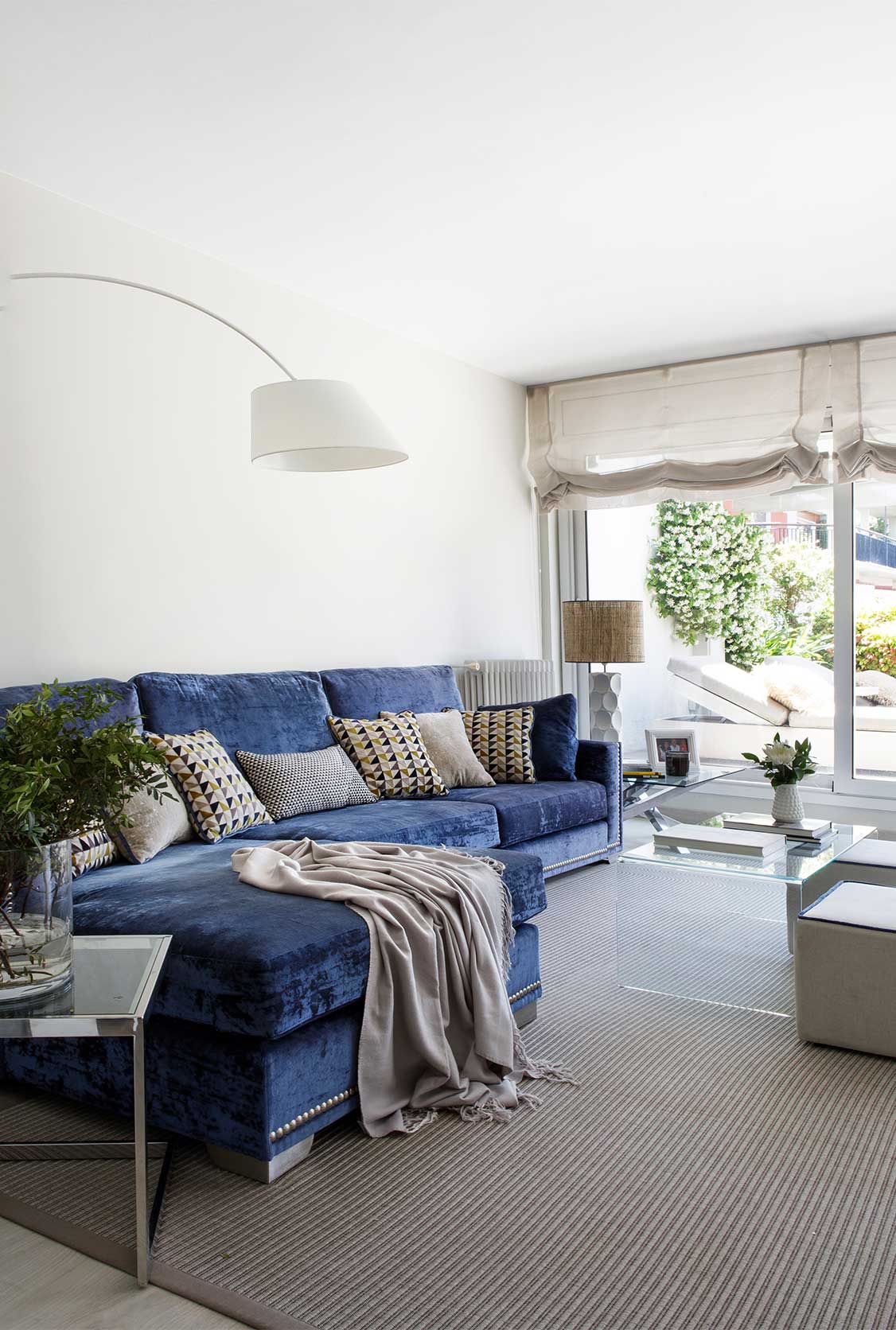 Salón con sofá azul y cojines Salón con sofá azul y cojines