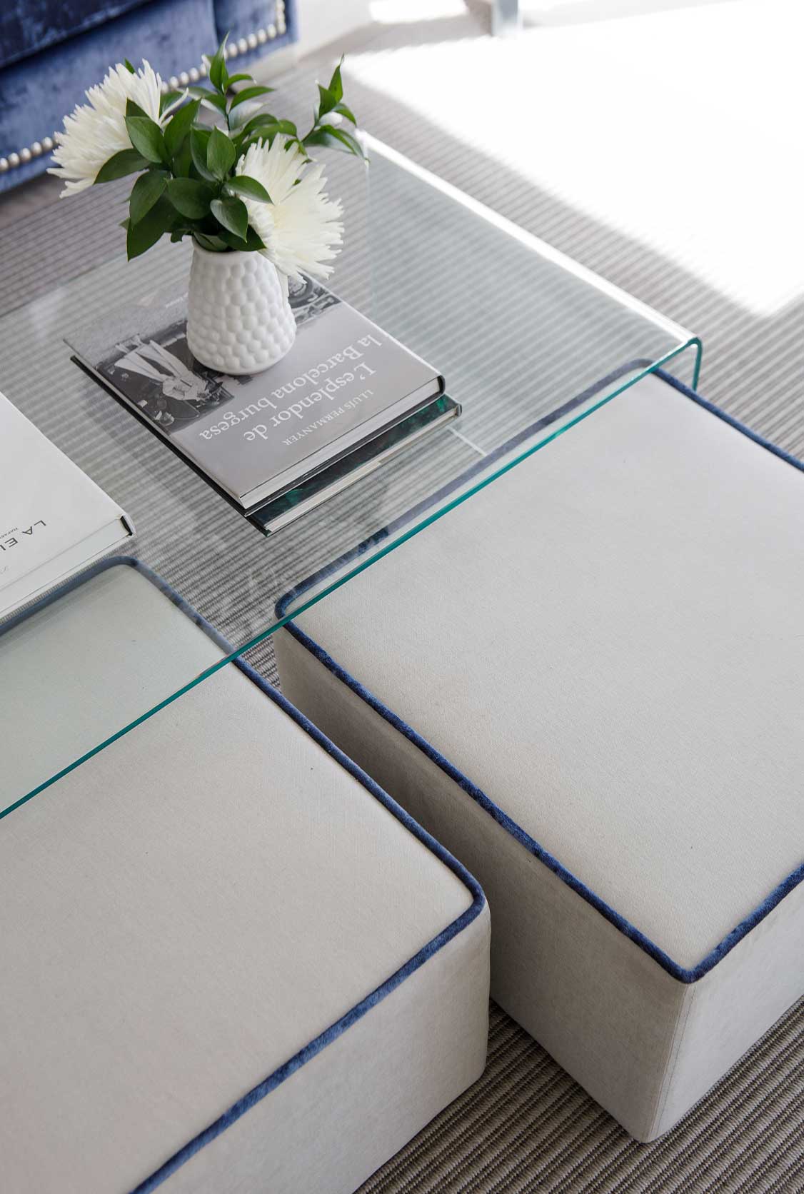 Mesa de centro con pufs Mesa de centro con pufs