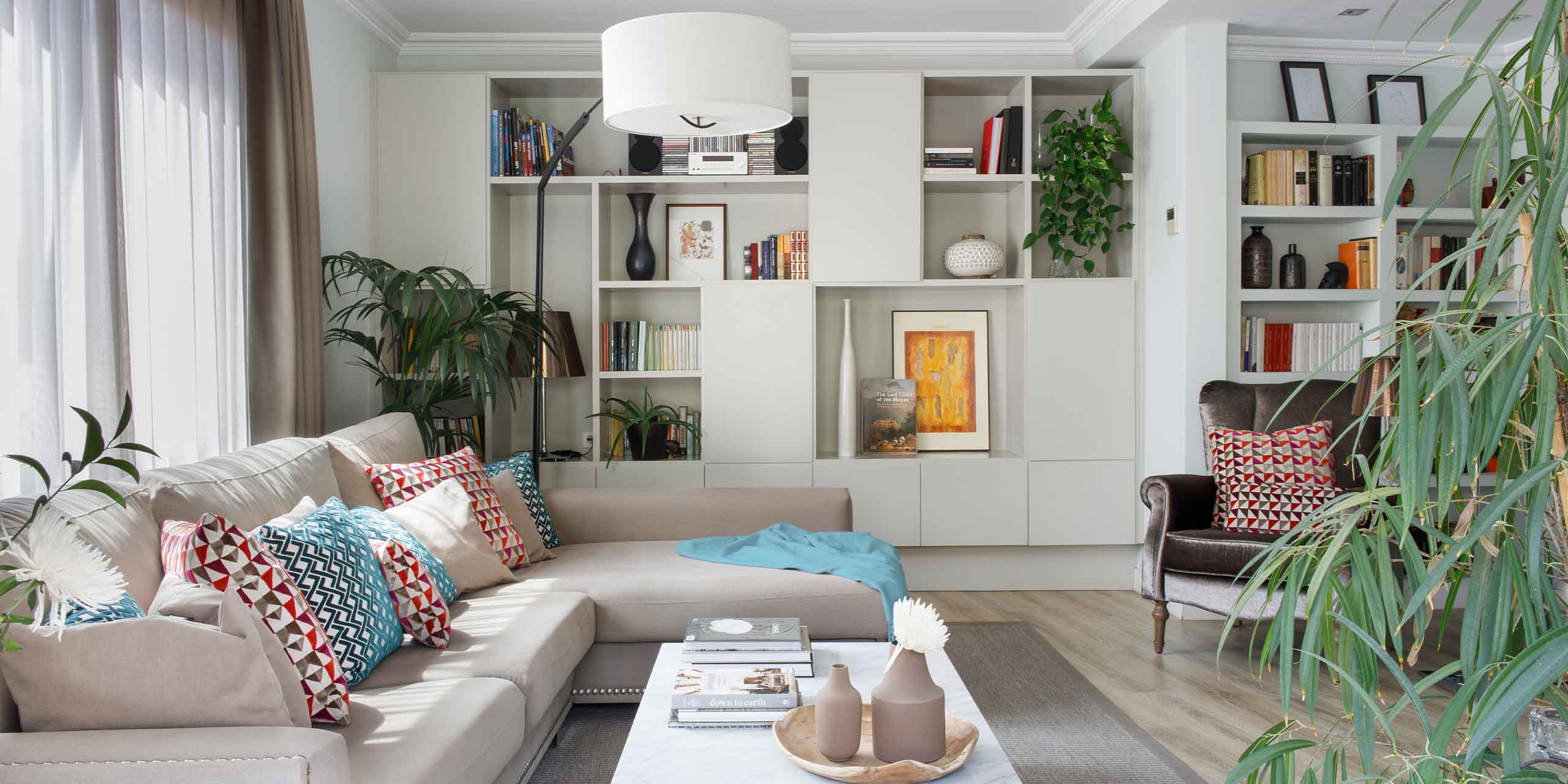 Salón con sofá y mesa renovadas Salón con sofá y mesa renovadas