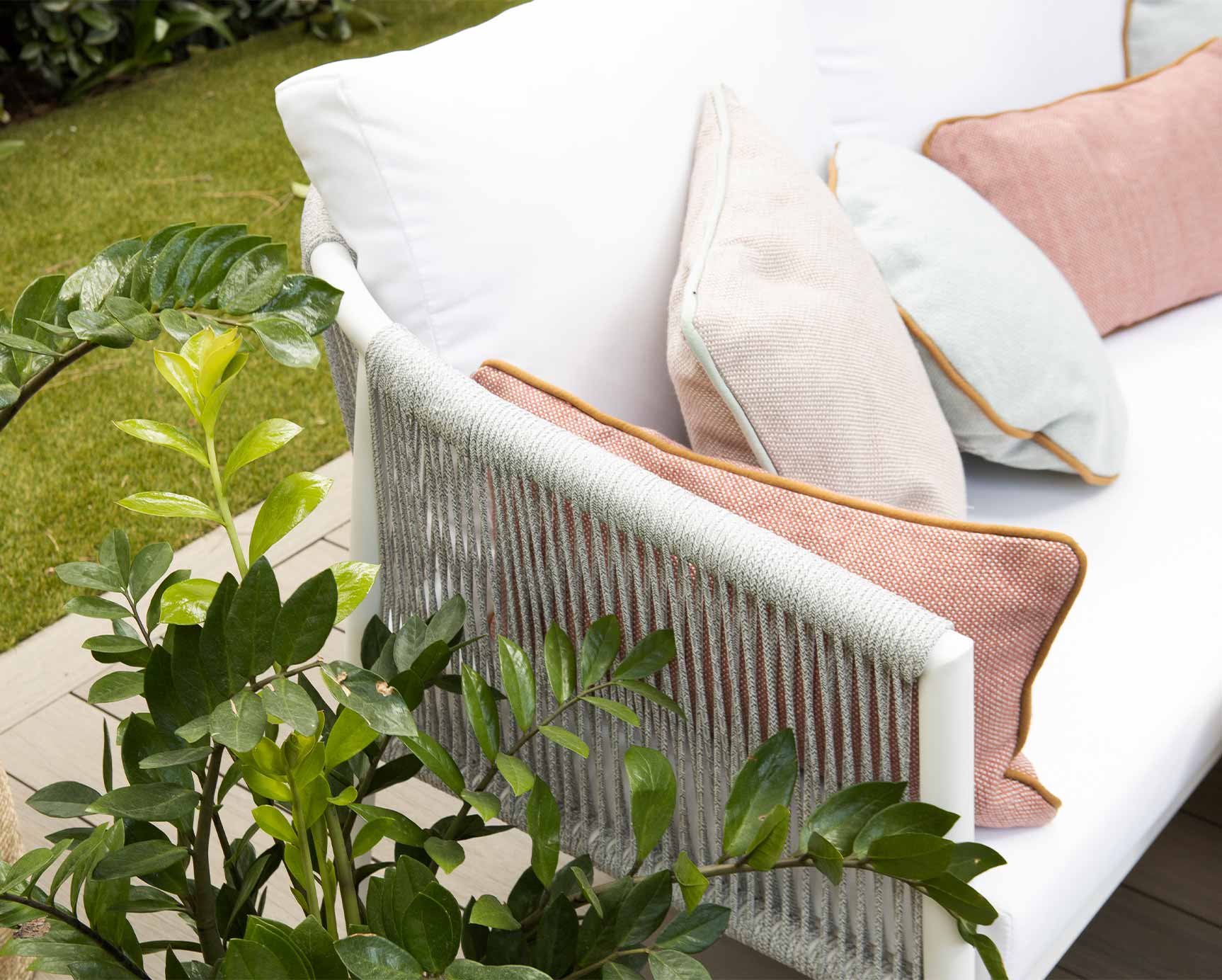 Sofa de terraza con plantas decorativas Sofa de terraza con plantas decorativas