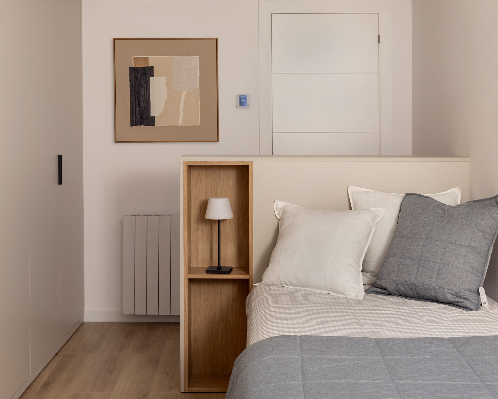 Dormitorio individual con cama y cojines