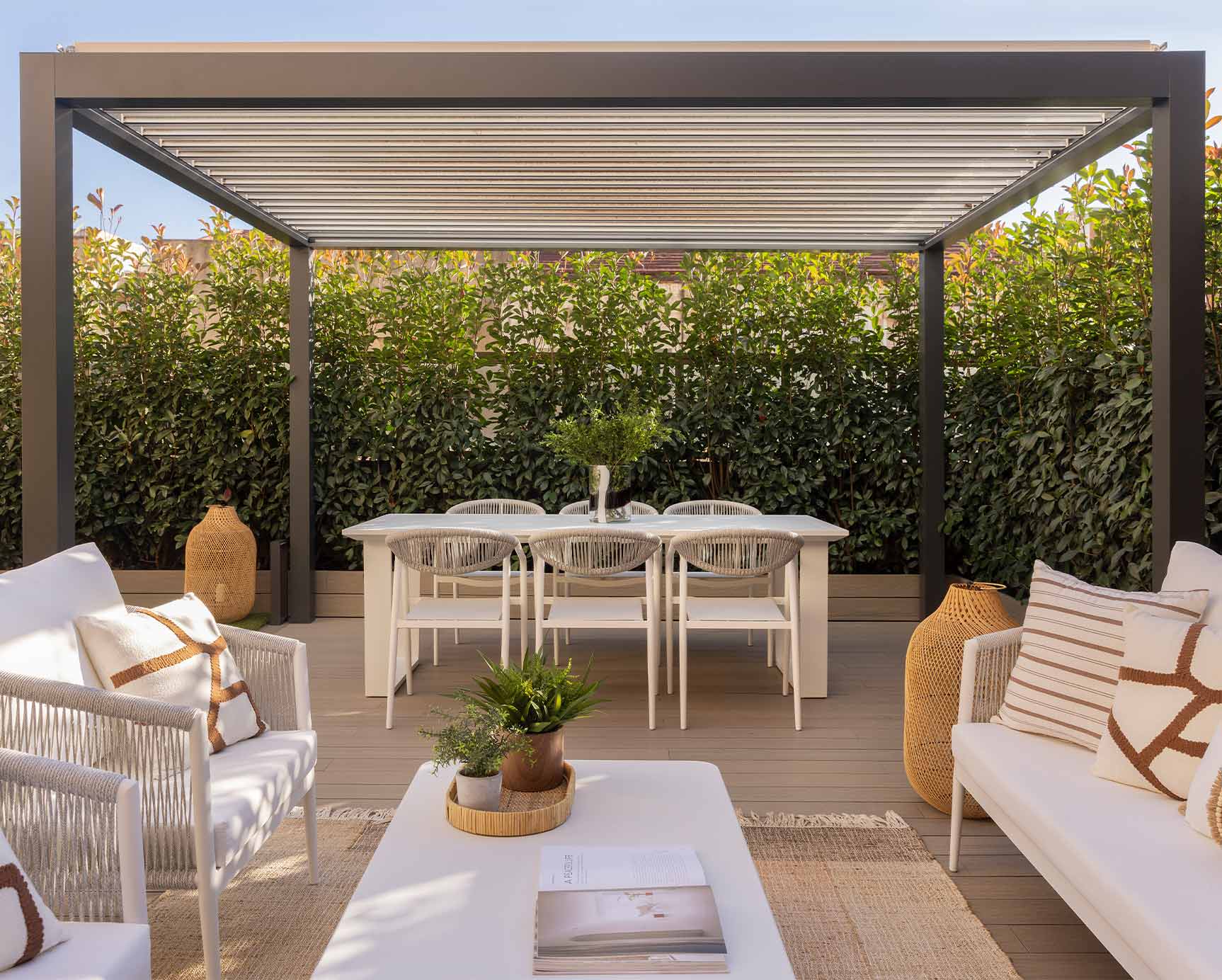 Exterior de casa con piscina y sofás