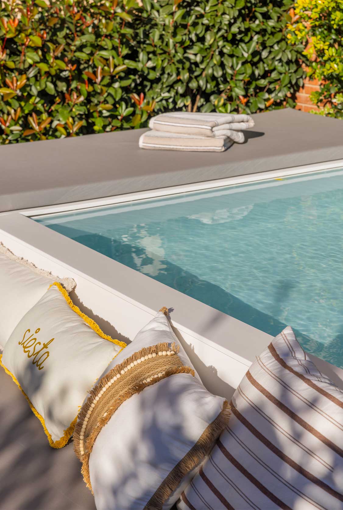 Piscina exterior en vivienda de diseño