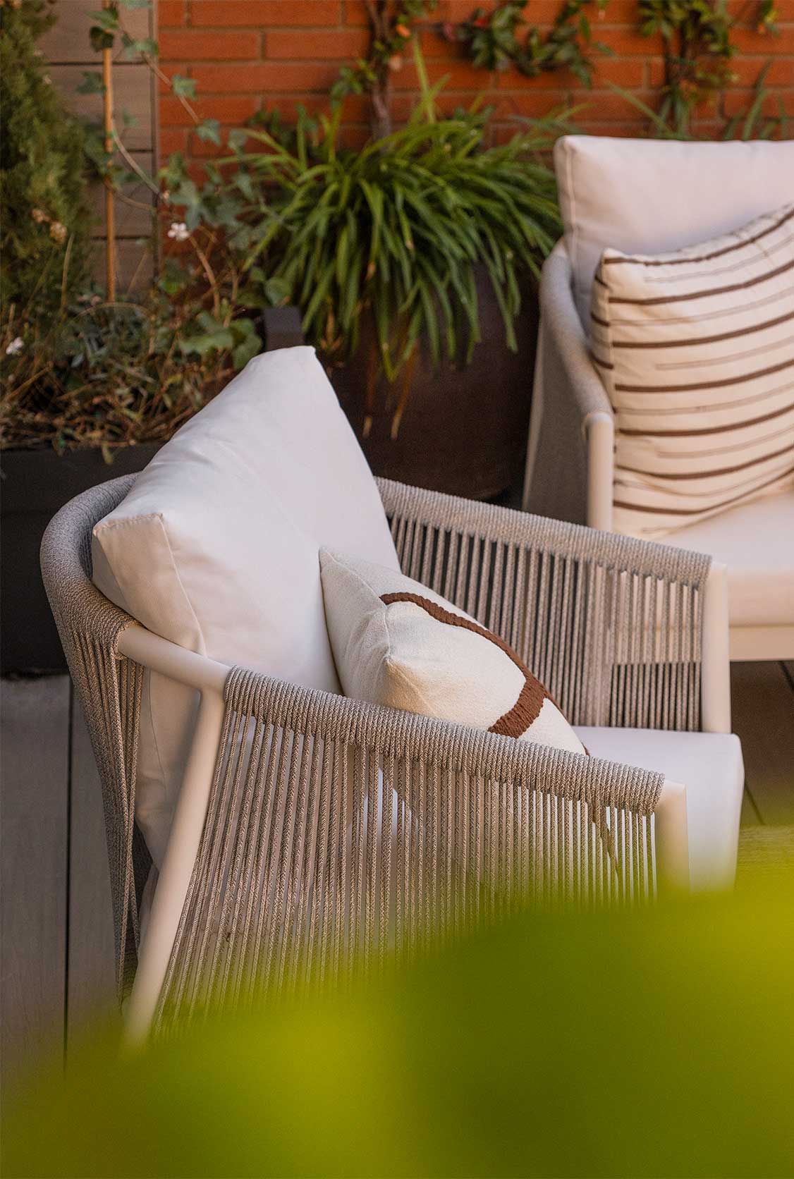 Silla exterior con cojines de decoración