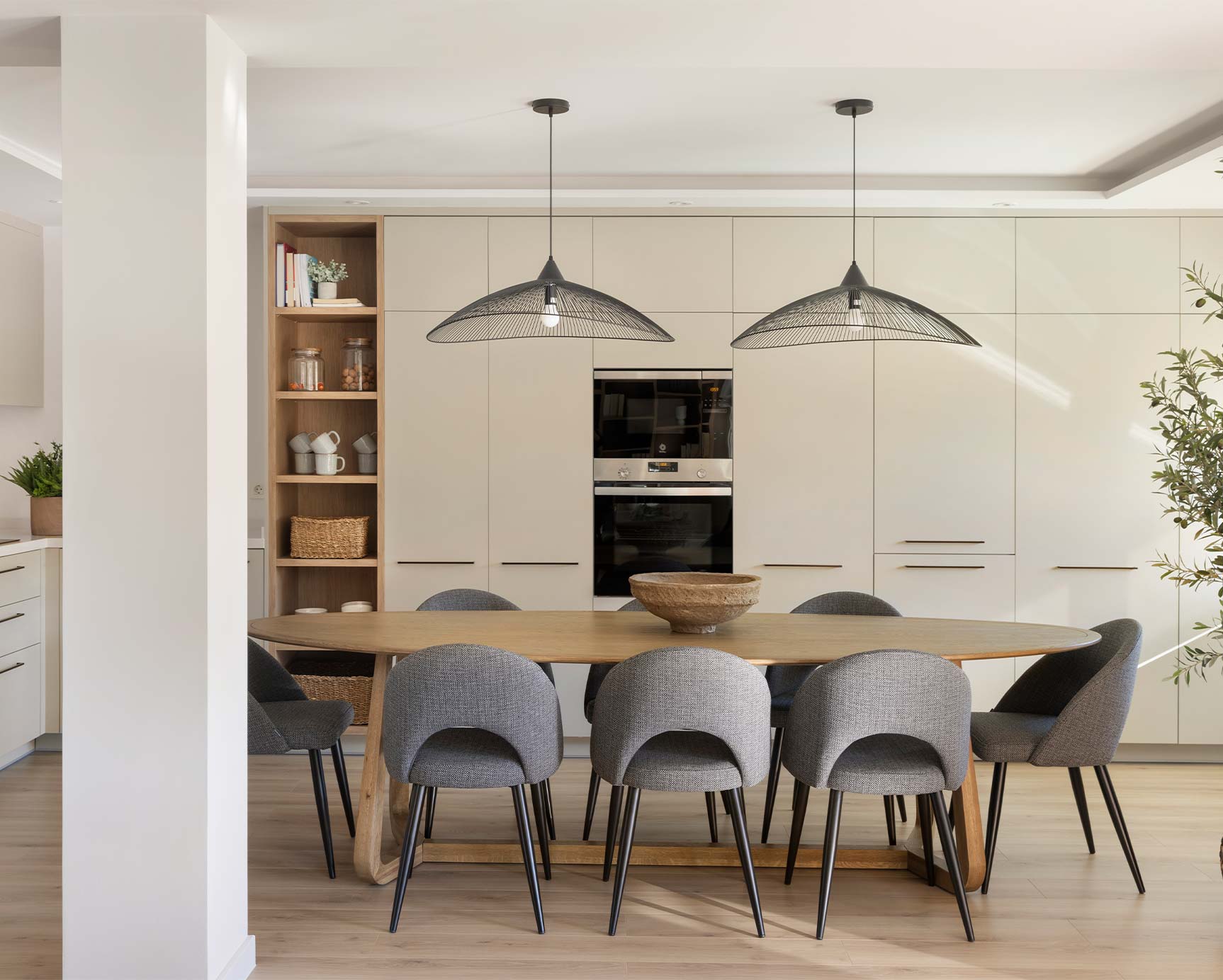 Mesa comedor con lámparas en techo