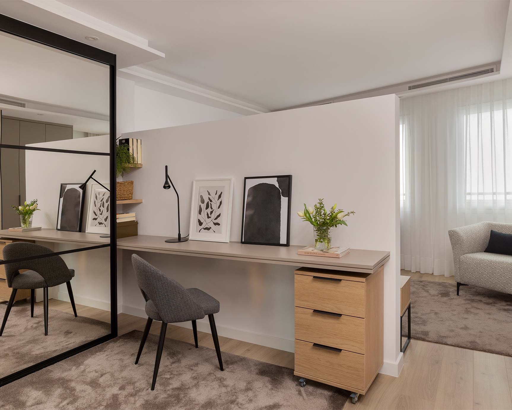 Escritorio integrado en habitación