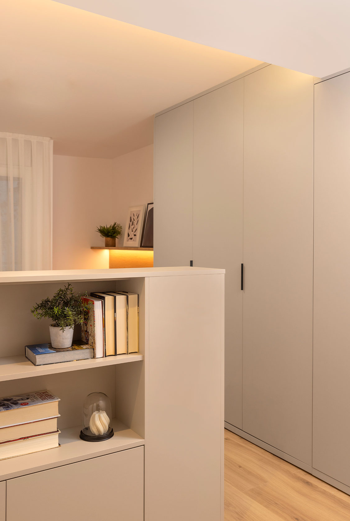 Dormitorio decorado con luz tenue Dormitorio decorado con luz tenue