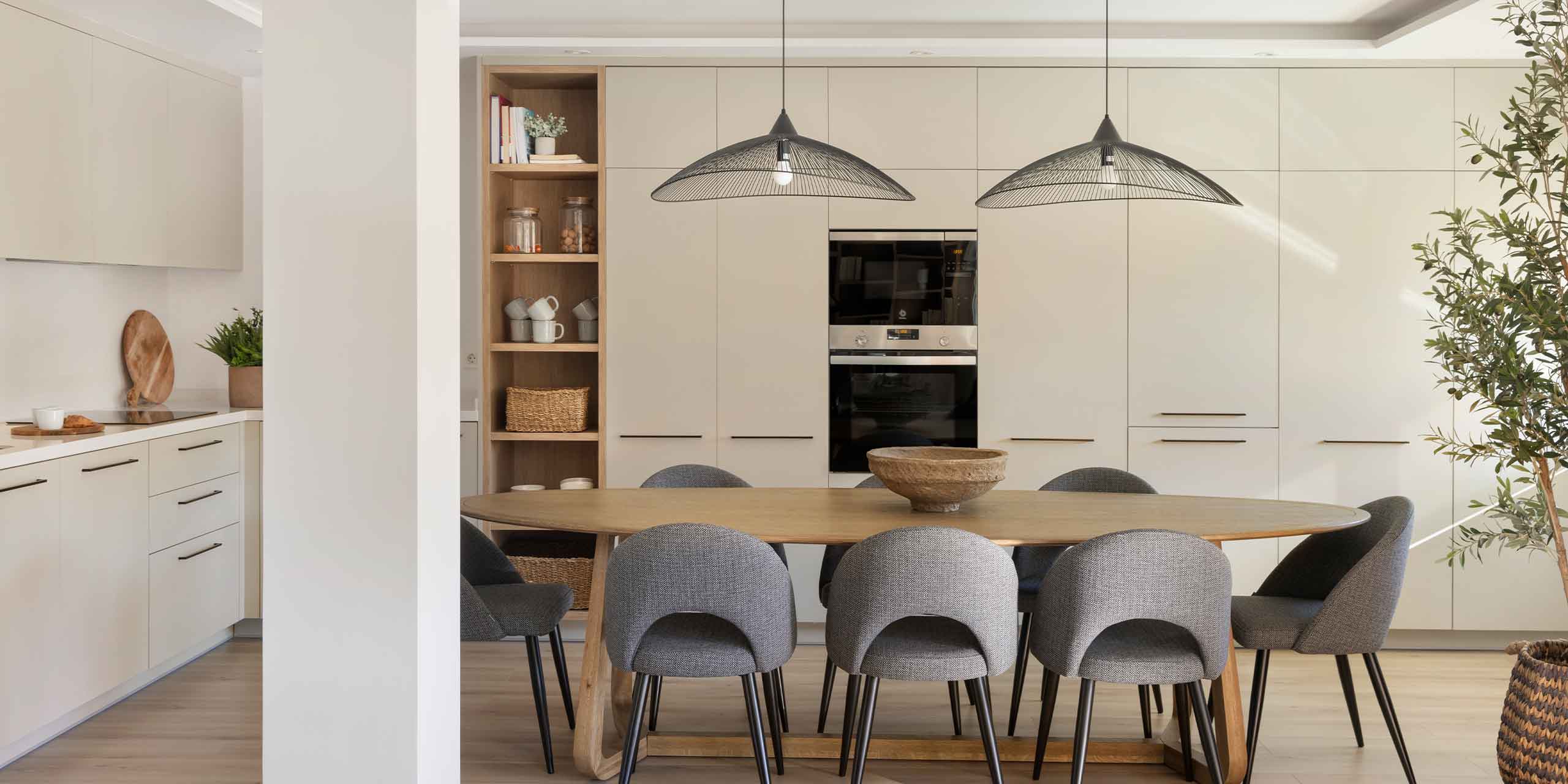 Mesa comedor con lámparas en techo